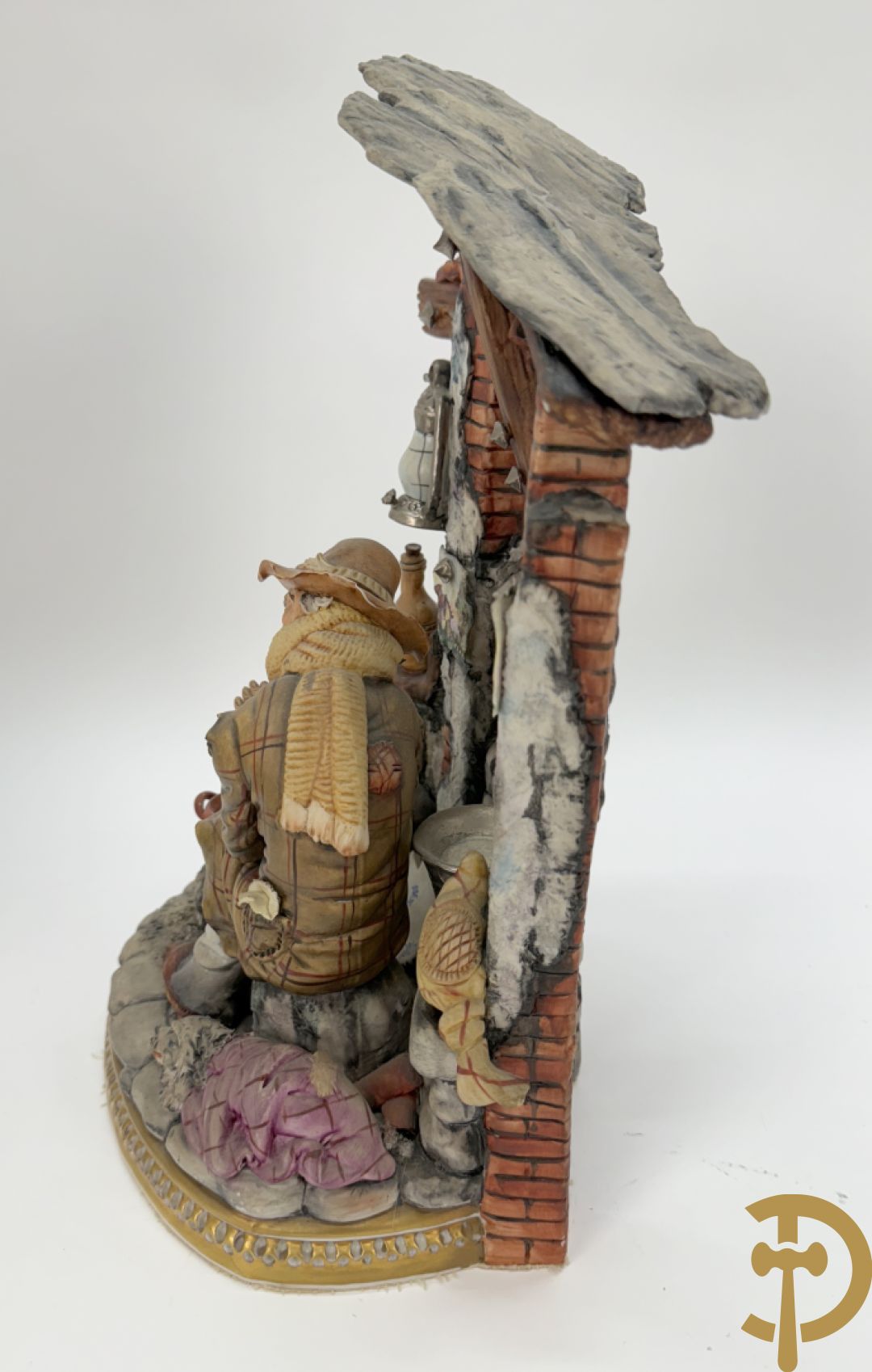 Zes porseleinen groepen Capo di Monte : Paarden met koets, oude man op bank, dame met kinderen, cupido