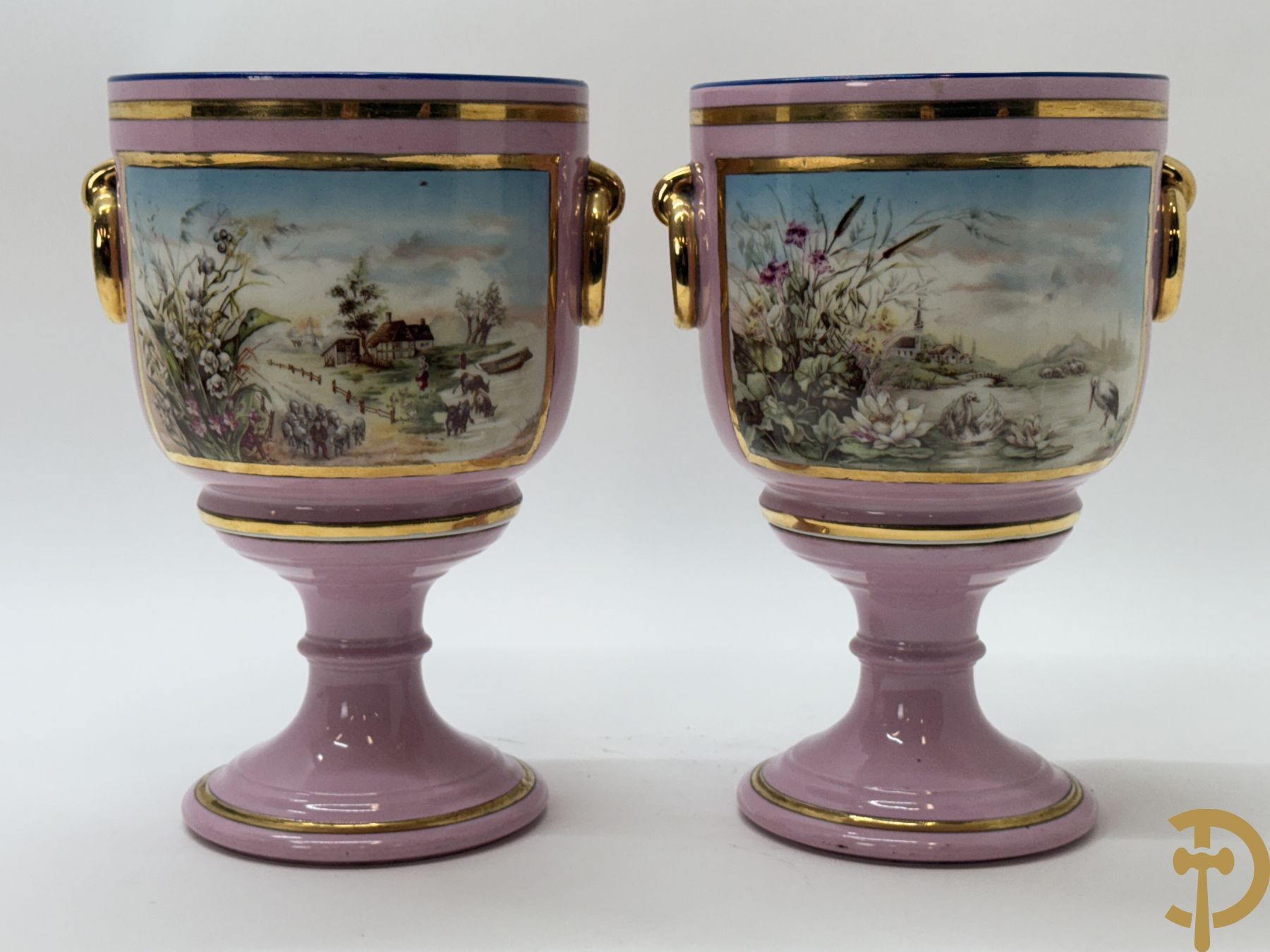 Paar roze gekleurde porseleinen coupes met idyllisch landschap in decalcomanie decor met vergulde rand