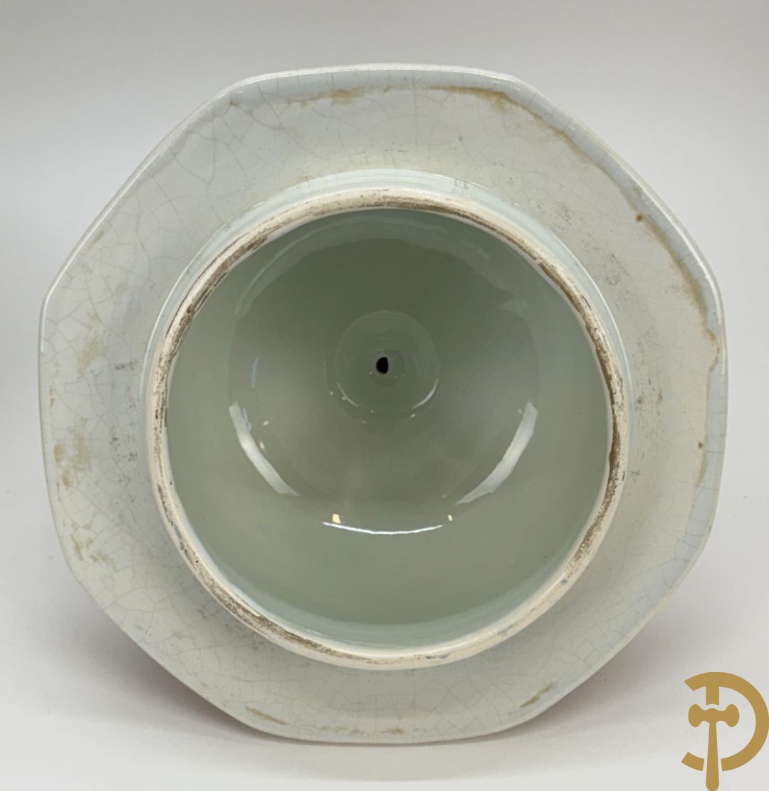 Driestel in polychrome faience met decor van vogels en bloemen bestaande uit dekselpotiche geflankeerd door 2 knobbelvazen, Boch 104/5