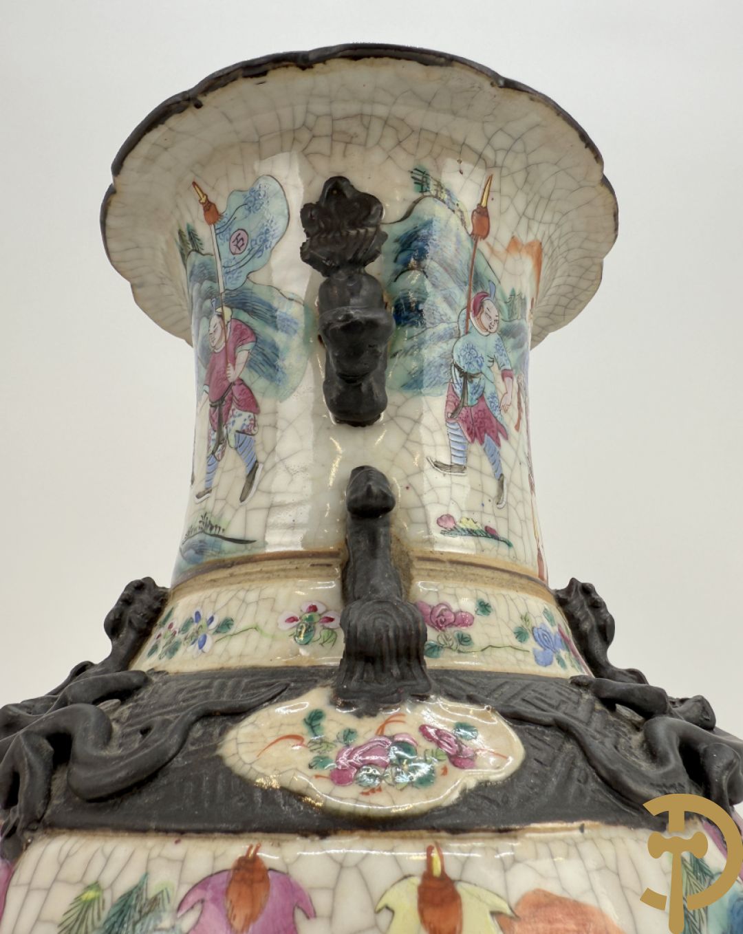 Paar Nankin vazen met dansende figuren en krijgertaferelen op houten sokkels