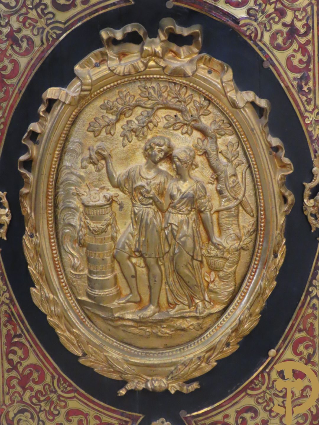 Napoleon III dressoir, centraal met bronnen plakkette omgeven door Louis XVI strik, met 2 zijdelingse vitrines met gebogen glas - stijlen bezet met bronzen dameshoofden