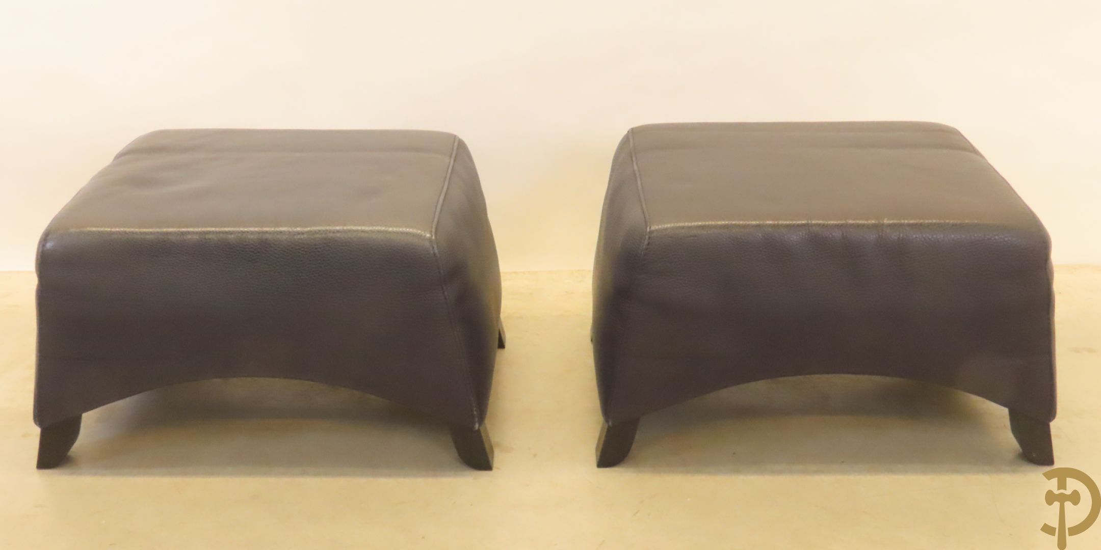 Blauw lederen salonensemble Durlet bestaande uit driezit, 2 fauteuils, 2 voetbankjes en bijzettafeltje met leder overtrokken