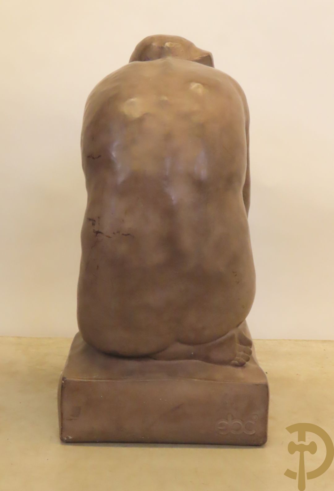 Geknielde zittende gepatineerde dame in composiet, Art deco stijl