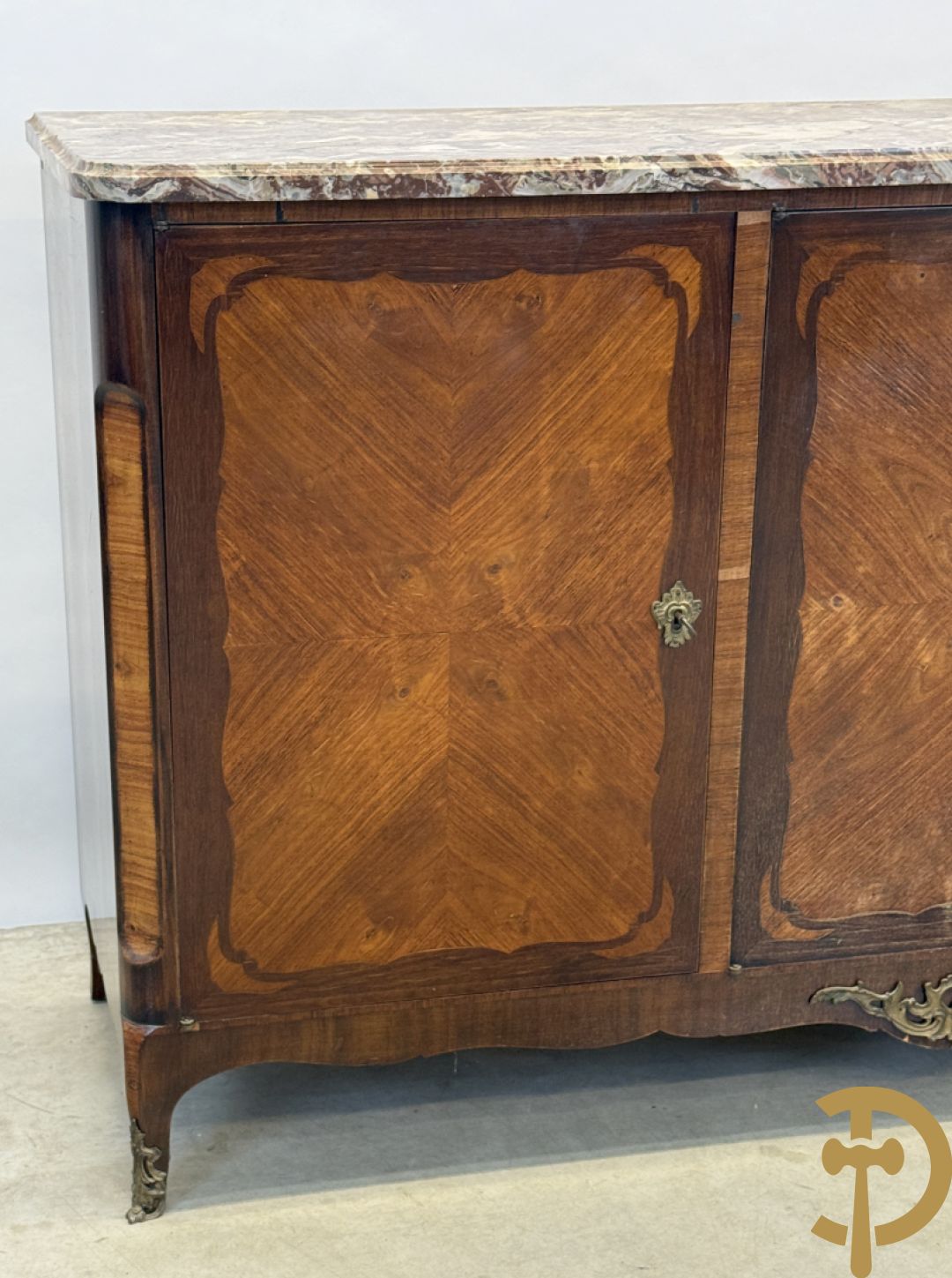 Notelaren driedeursdressoir met marmeren blad  bronzen sabots op de poten