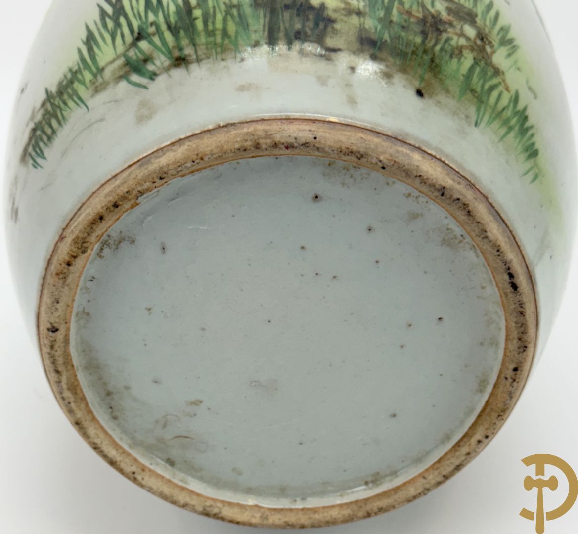 Twee Chinese porseleinen dekselpotiches met dieren- en bloemendecor