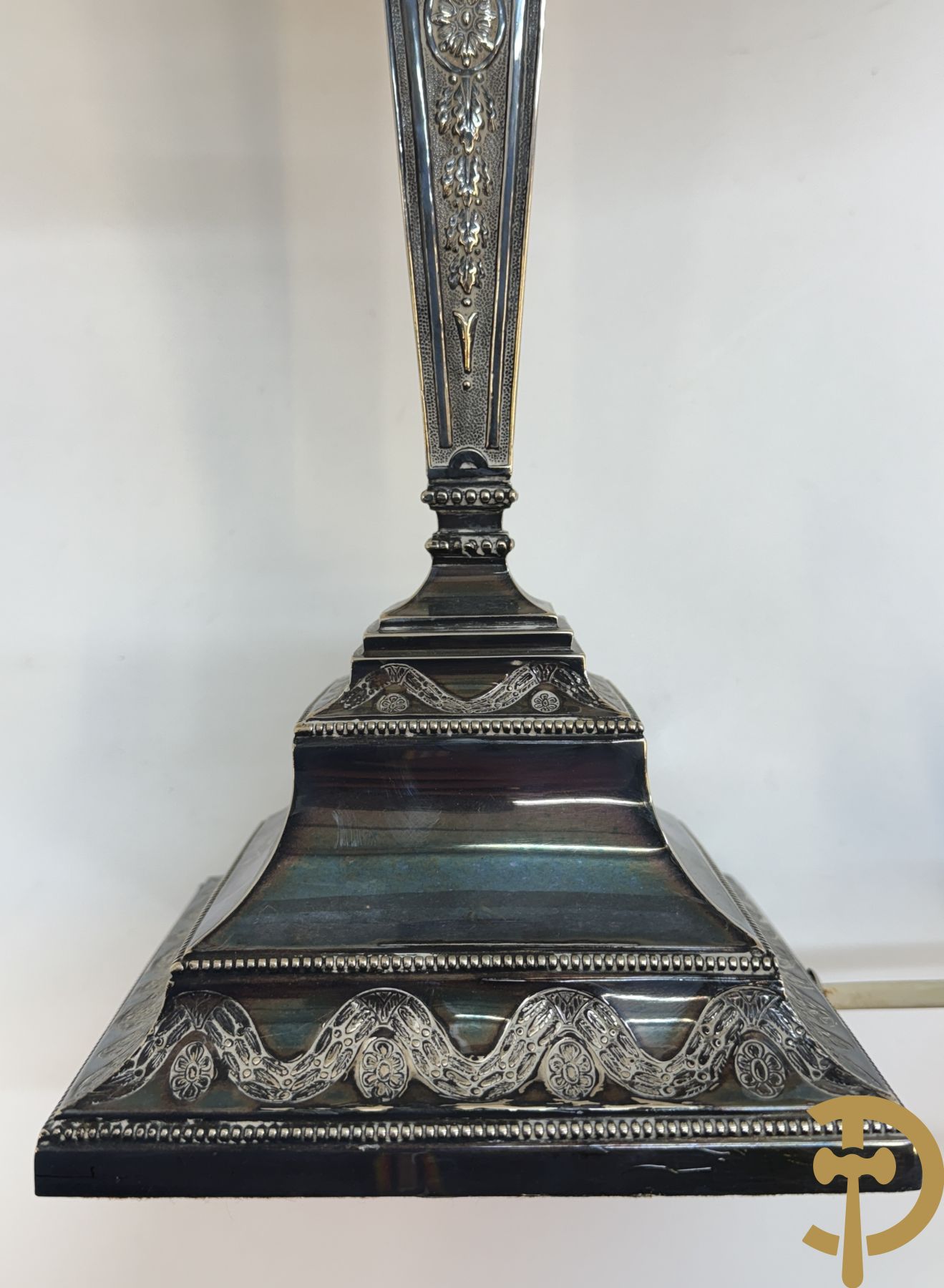 Massief zilveren kandelaar als lampadaire, 835 gemerkt, bezet met accanthusranken + 2 kleine massief zilveren kandelaars