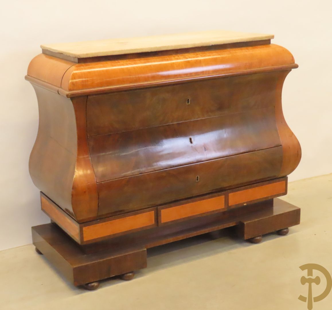 Antieke gegalbeerde commode van mahonie met 4 lades, 2 de kwart 19e