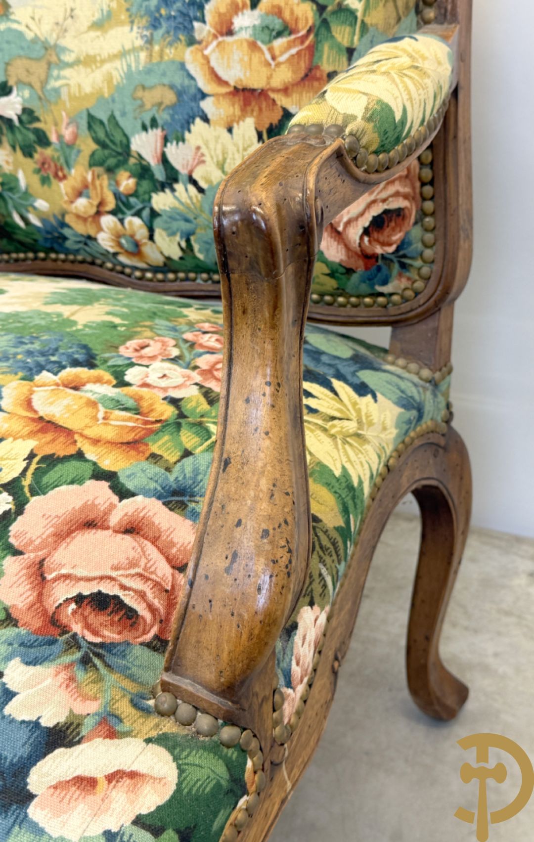 Vier notelaren armzetels bekleed met bloemenstof, met gezwaaide armleuningen op voluutvormige poten + bijhorend voetbankje