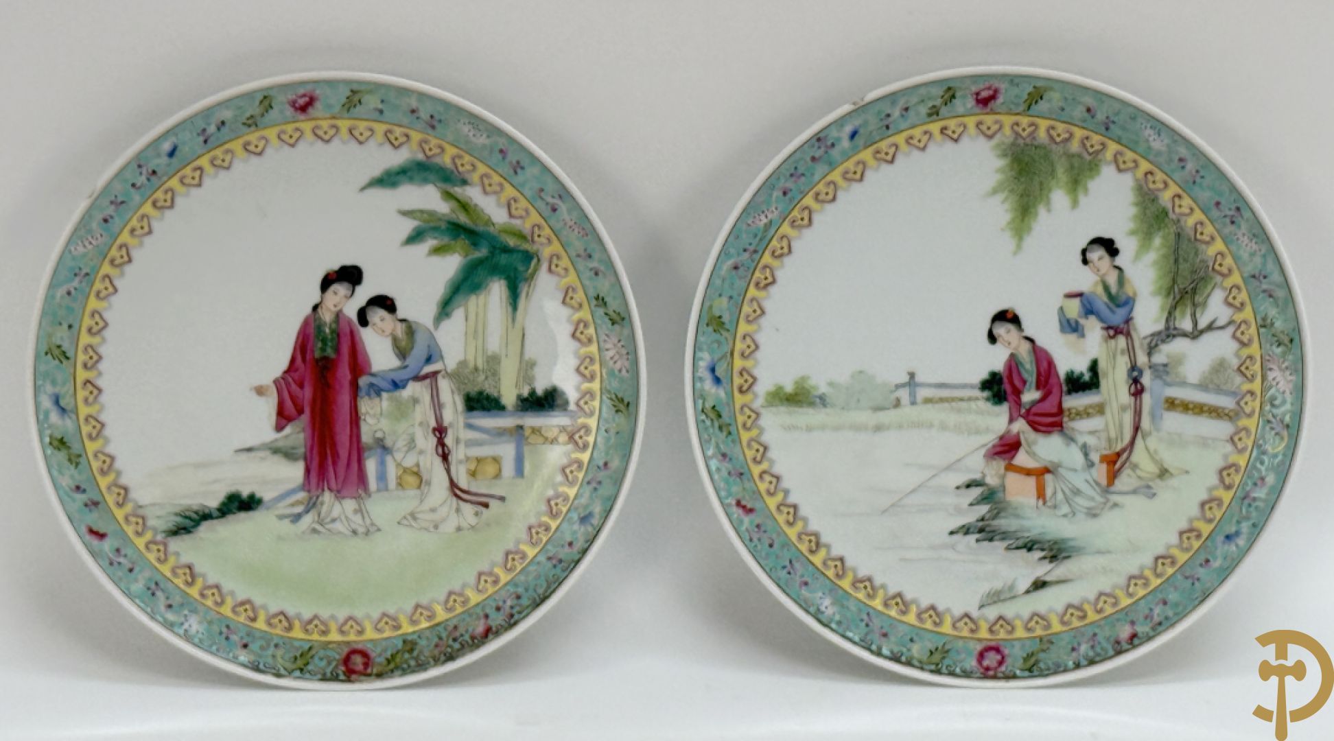 Paar porseleinen Chinese republieksbordjes met decor van dames in landschap