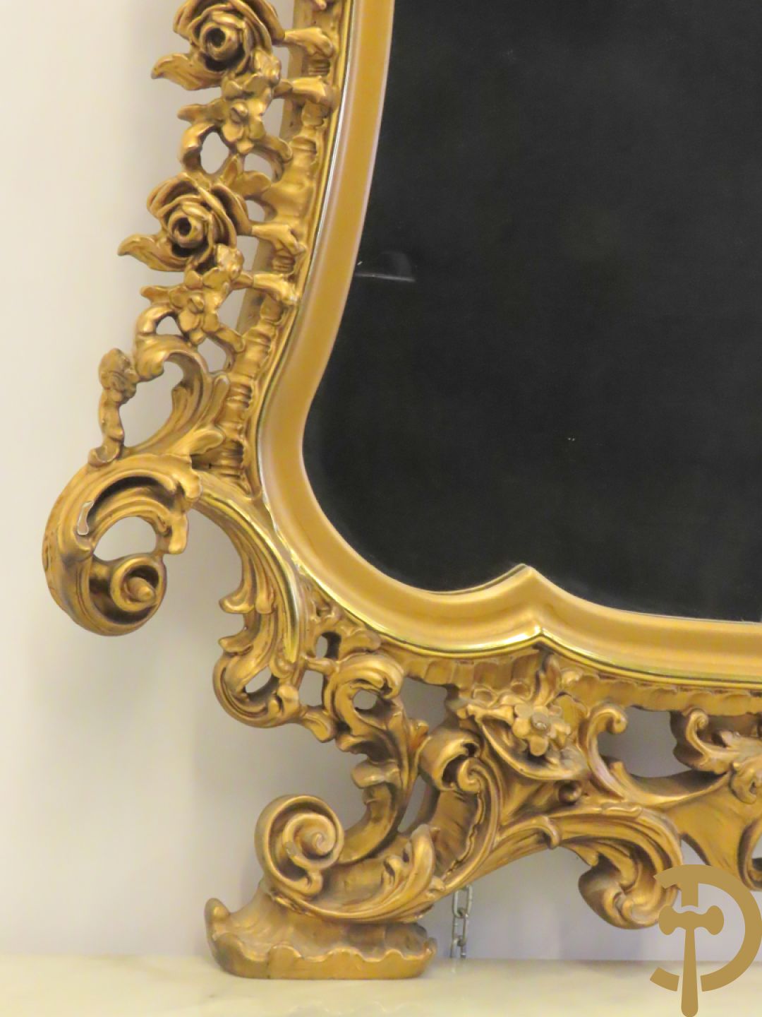 Uitzonderlijke vergulde Louis XV eetkamer bestaande uit vijfdeursdressoir met voluutvormige accanthusranken en rocailles, beschilderd met bloemenmotieven en centraal tafererel met hoornen des overvloeds + bijhorende spiegel vergulde tafel op voluutvormige poten met zes bijhorende stoelen + vitrine met accanthusranken en centrale deur, op voluutvormige poten