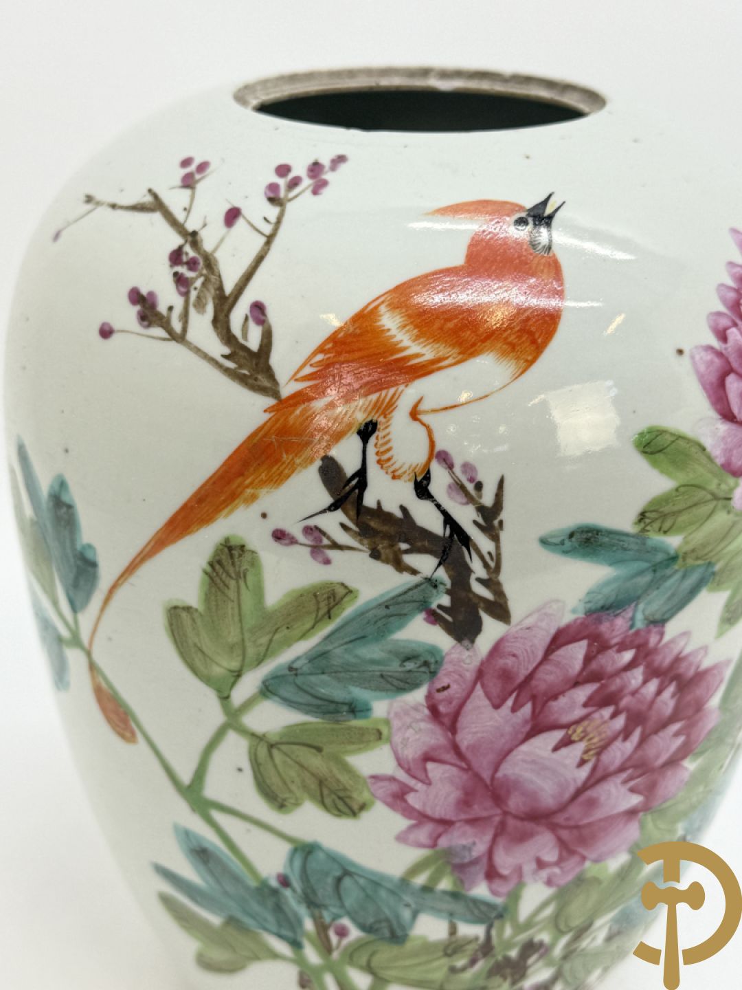 Drie Chinese porseleinen dekselpotiches met vogel- en bloemendecor