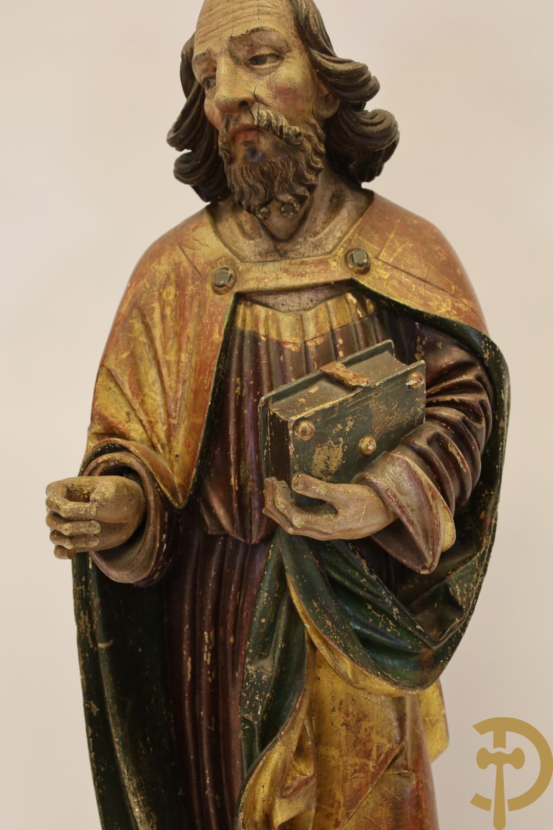 Antieke mooi gepolychromeerde houtsculptuur van een evangelist met boek, 17e - Hoogte 136 cm. (stukje pink af van rechterhand)