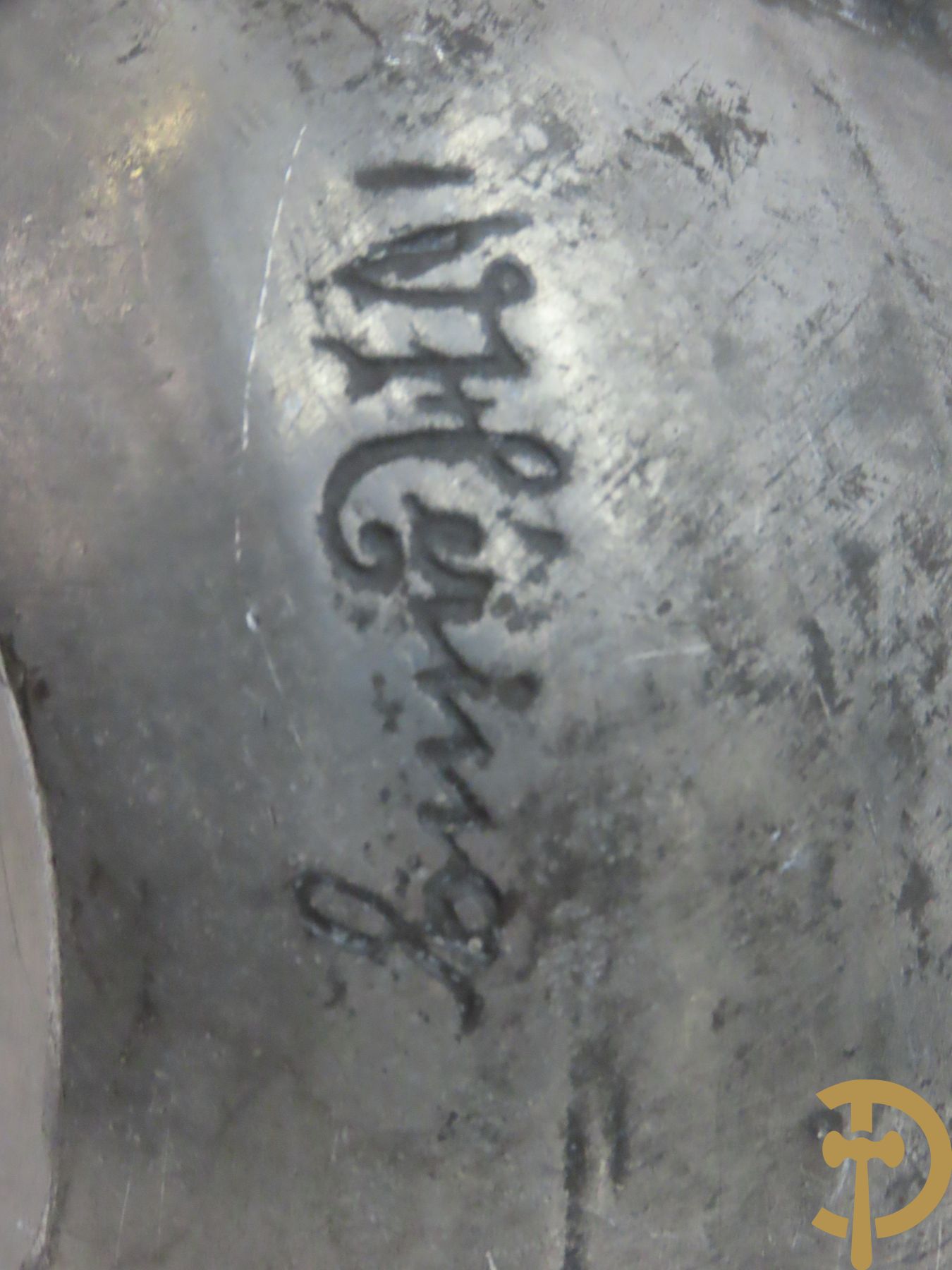 Verzilverde vaas met vogeldecor, Kayser gemerkt + 3 tinnen Art Deco vaasjes w.o. 1 gemerkt Hering + tinnen Art Deco inktstel