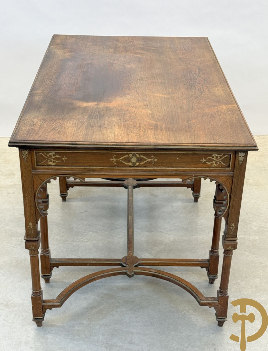 Syrische schrijftafel in exotische houtsoorten met 3 lades op 8 poten met boogvormige en deel vergulde motieven, 19e