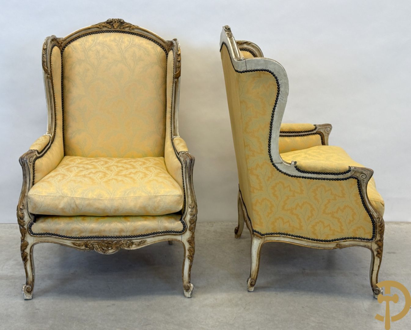 Paar Louis XV bergères met wangen, gesculpteerde accanthusranken en bloemenmotieven