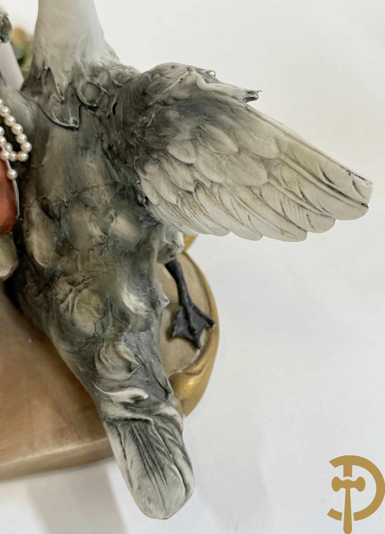 Italiaanse biscuitgroepen w.o. grote groep met 2 liggende naakte dames met zwaan, jongeman op rots, vioolspeler met edeldame, dame met kanten jurk en kinderen + Armani G. getekend 