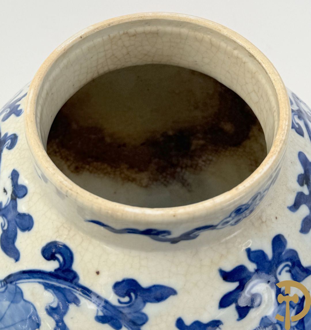 Paar Chinese dekselpotiches in blauw wit porselein met bloemendecor en accanthusranken