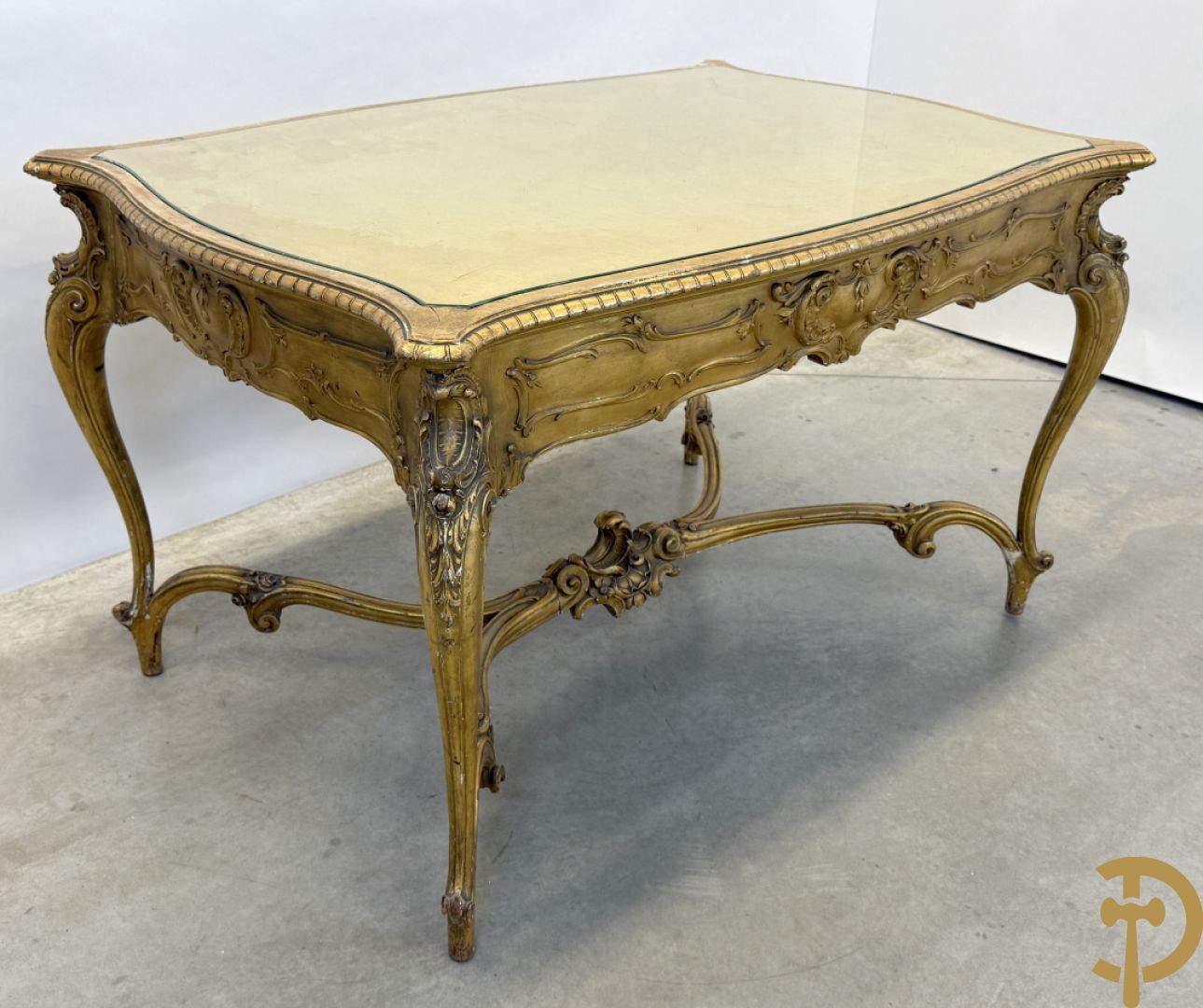 Vergulde tafel met rocailles en geslepen glazen blad op voluutvormige poten, Louis XV stijl