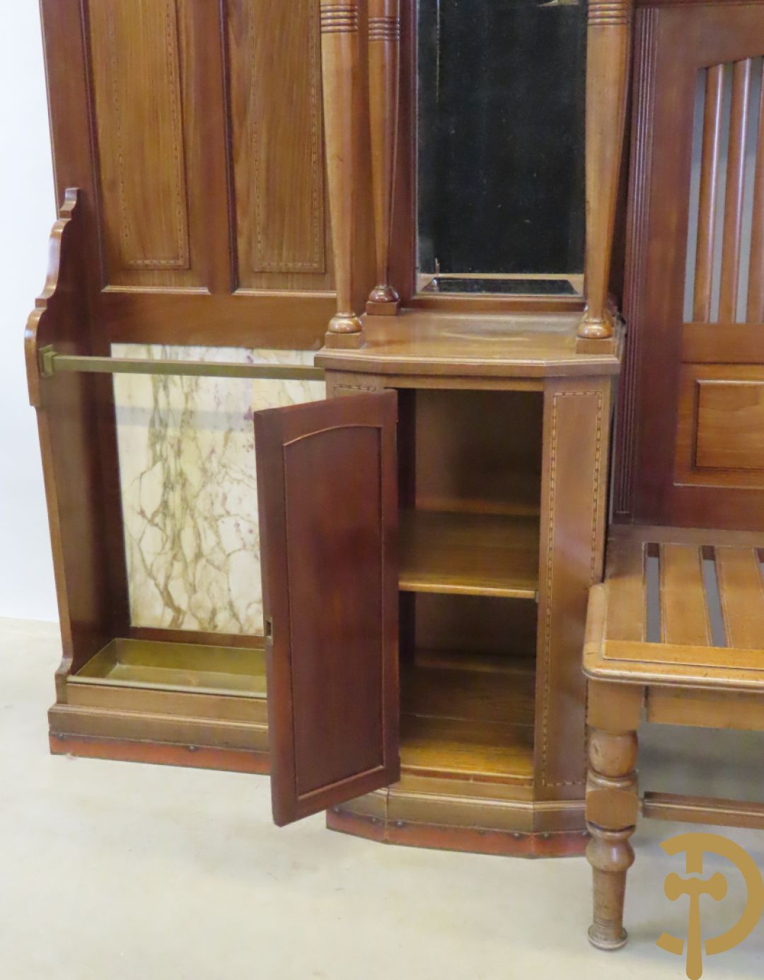 Notelaren Art Deco bank met étagère en paraplustaanders - centraal met spiegel