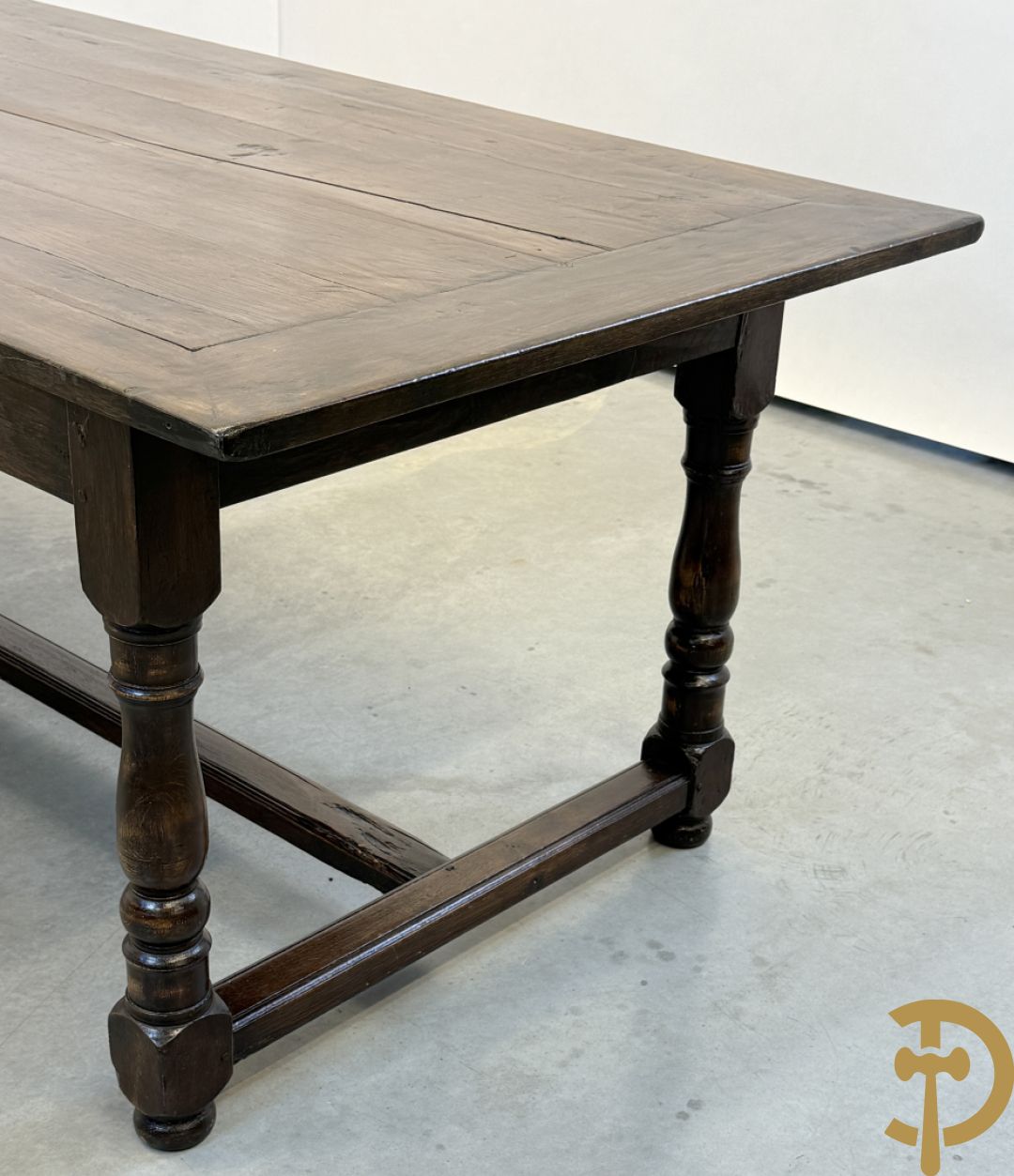 Massief eiken tafel op ballusterpoten