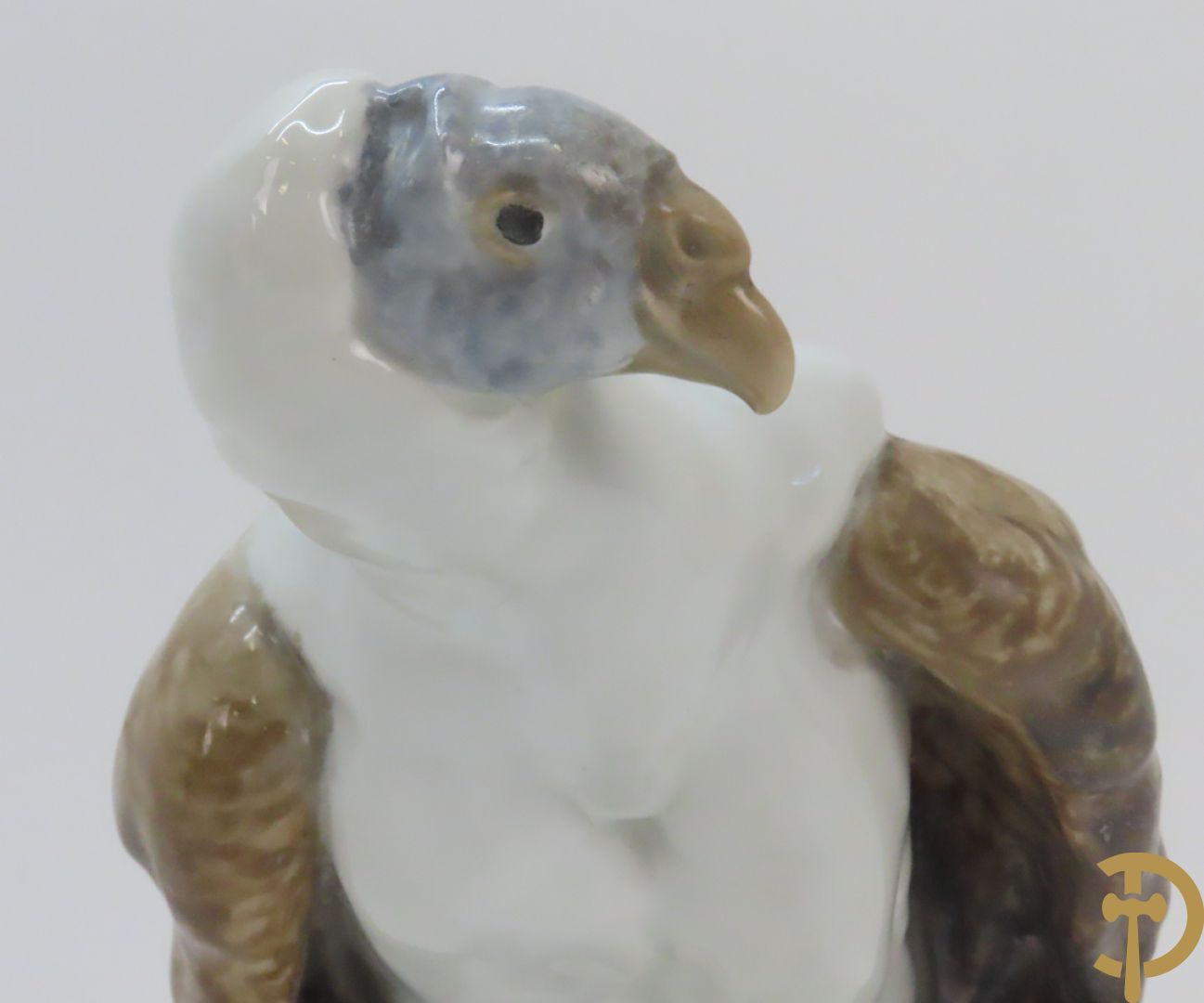 Porseleinen vogel Condor, onderaan gemerkt K/C nummer 2332