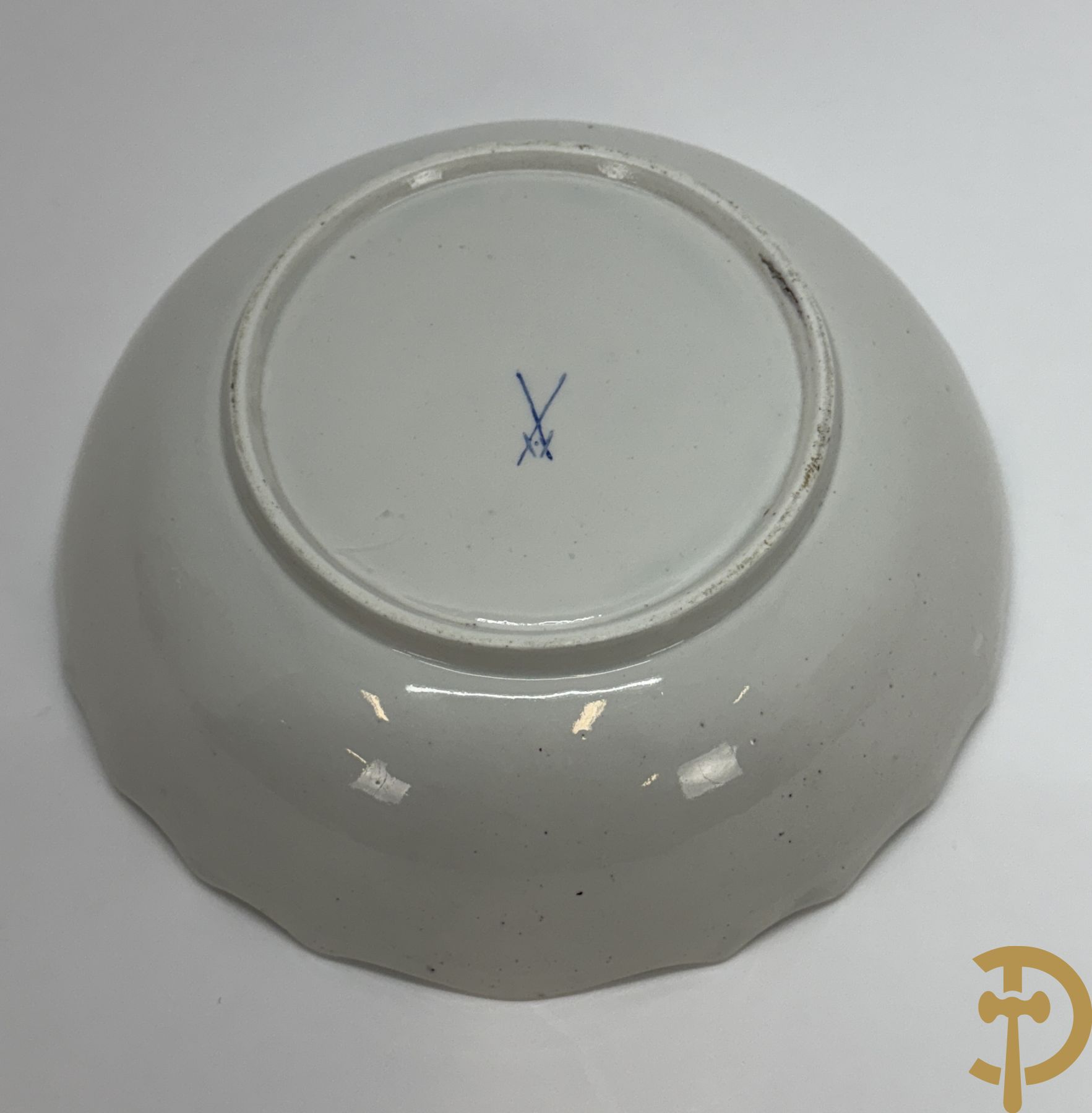 Porseleinen groentenschotel met handbeschilderd bloemendecor, Doorniks, onderaan gemerkt, 19e