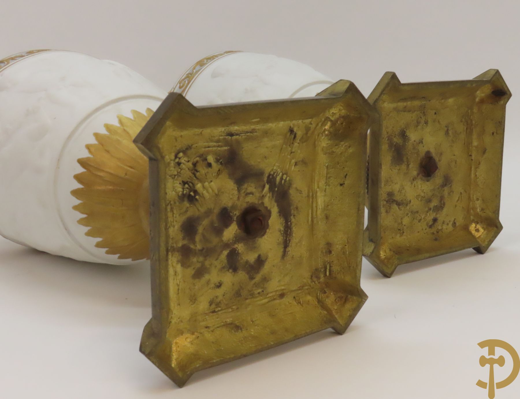 Paar porseleinen vazen met ramskoppen en basrelief van cupido