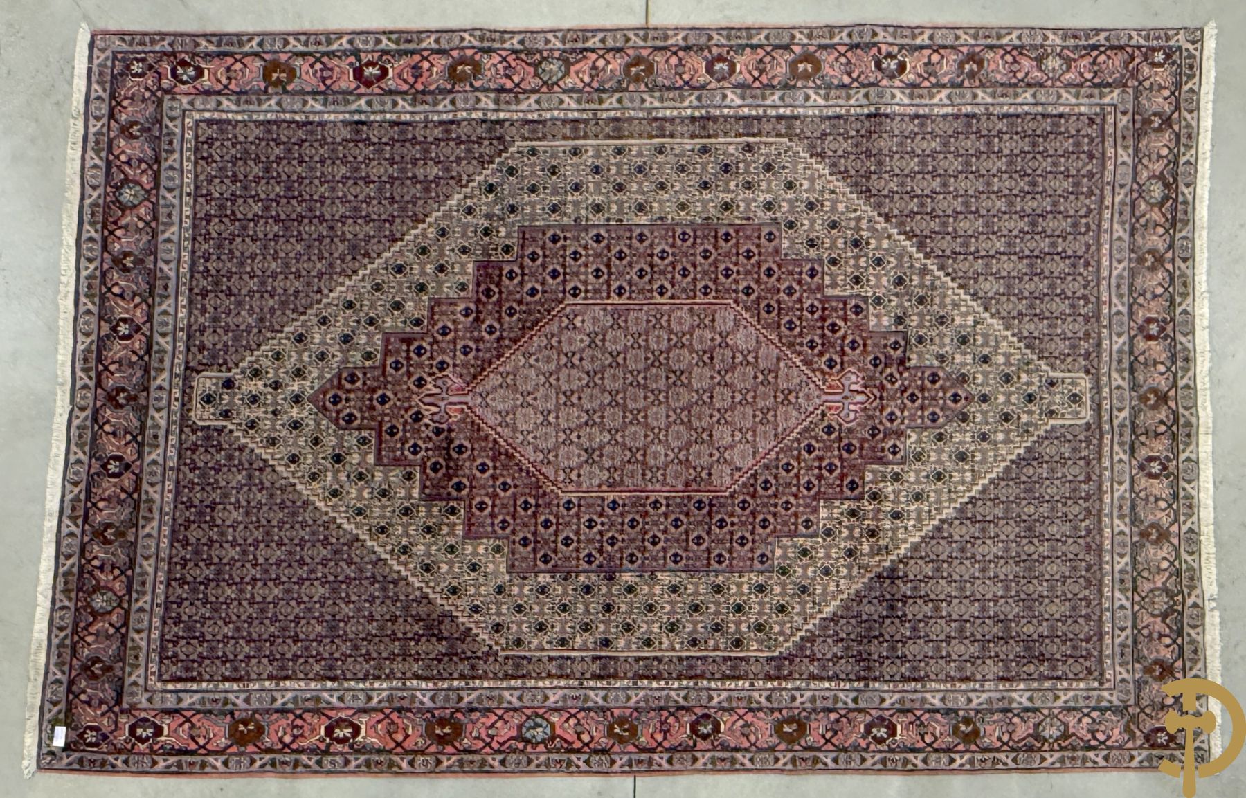 Oosters handgeknoopt tapijt met centraal trapeziumvormig decor