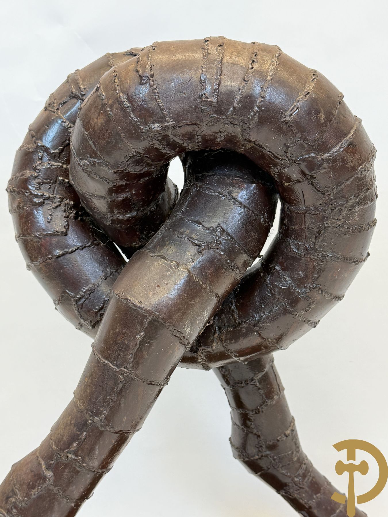 Moderne gepatineerde ijzersculptuur met verstrengelde benen