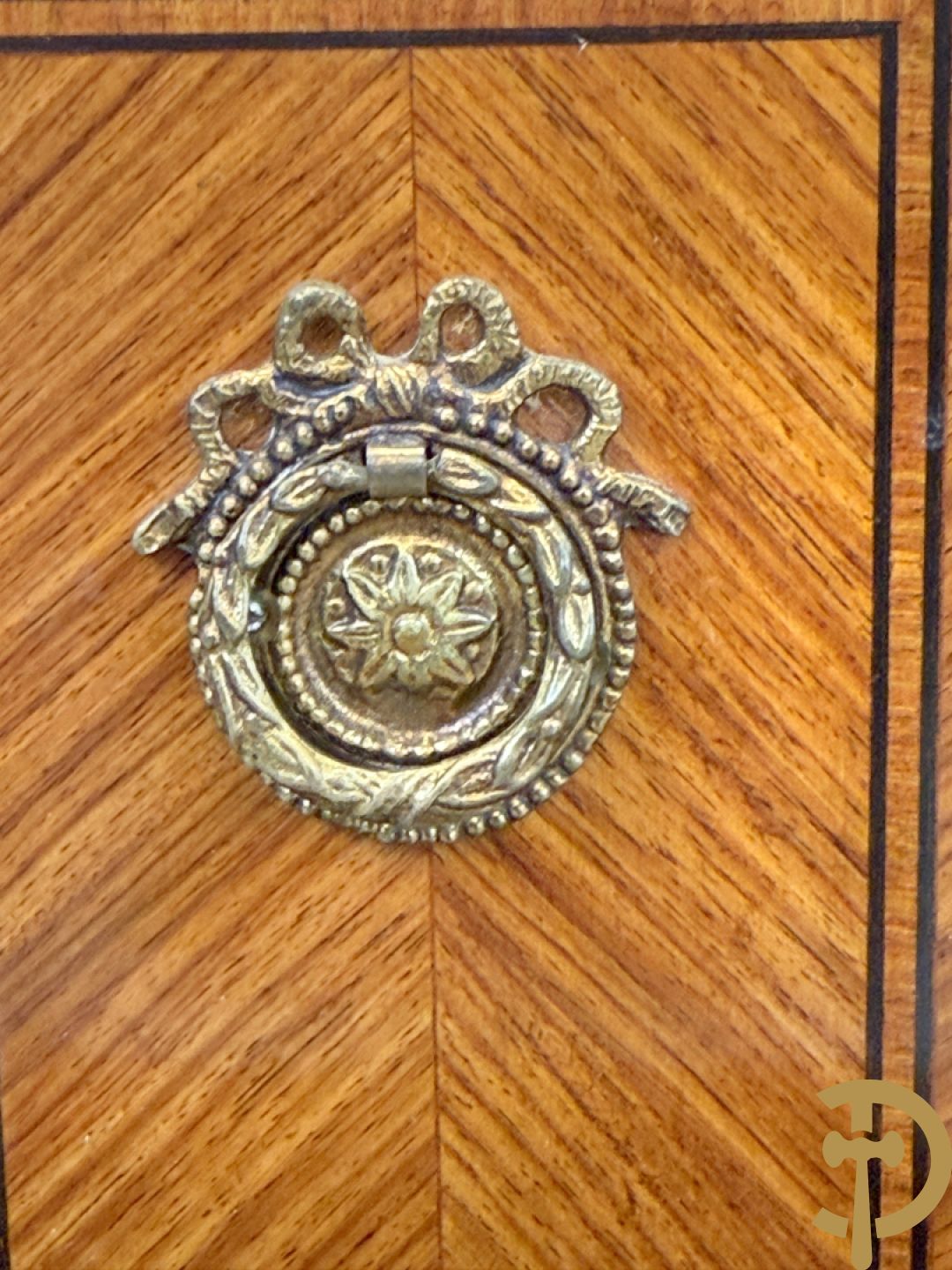 Notelaren tweeladencommode met marquetterie en bronsbeslag en marmeren blad