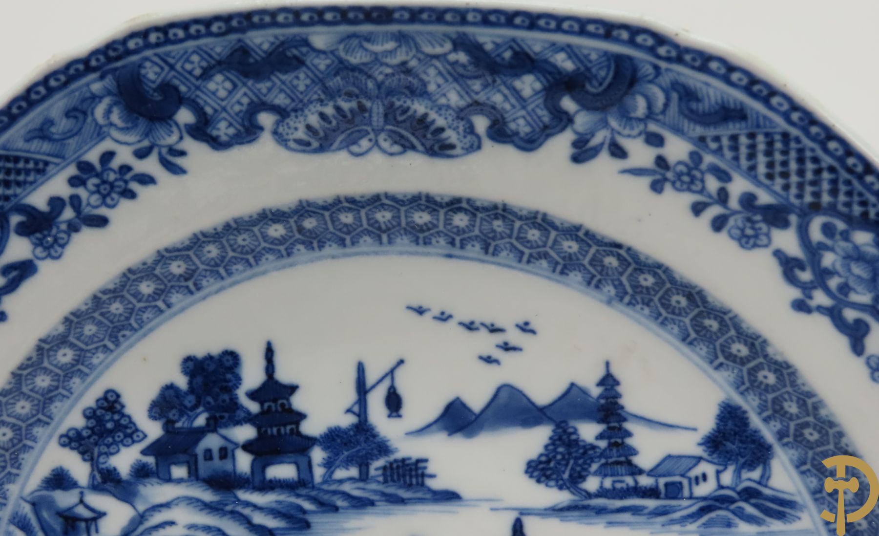 Vijf Chinese porseleinen bordjes met blauw/wit landschapsdecor met tempels