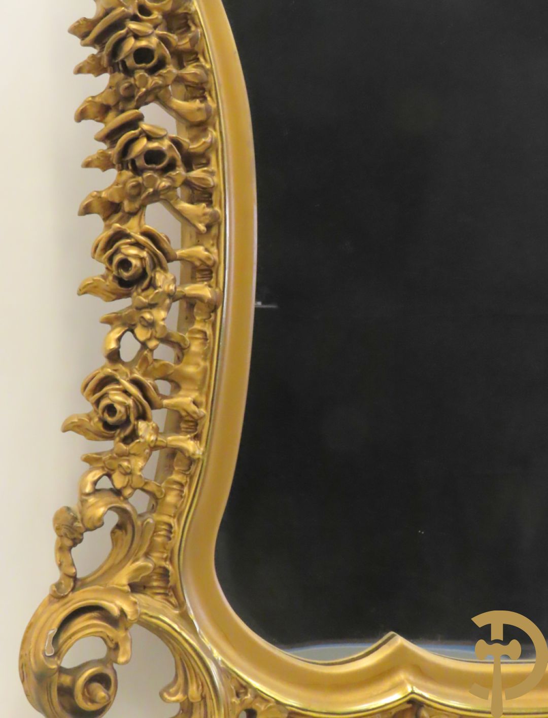 Uitzonderlijke vergulde Louis XV eetkamer bestaande uit vijfdeursdressoir met voluutvormige accanthusranken en rocailles, beschilderd met bloemenmotieven en centraal tafererel met hoornen des overvloeds + bijhorende spiegel vergulde tafel op voluutvormige poten met zes bijhorende stoelen + vitrine met accanthusranken en centrale deur, op voluutvormige poten