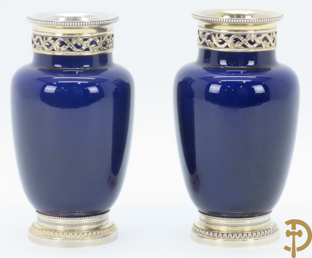 Paar Franse blauwe porseleinen vaasjes met massief zilveren hals en voet, Risler & Carre Paris gemerkt en gesigneerd R & C in ruitvorm