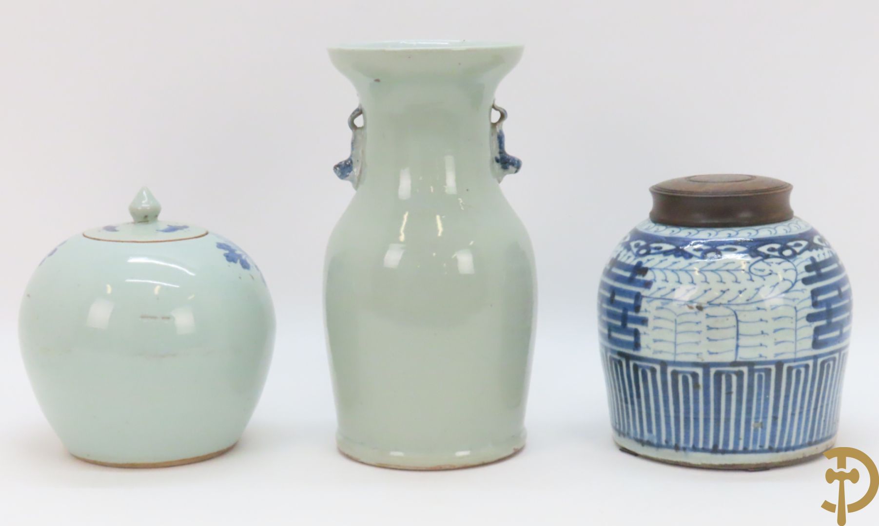 Porseleinen Chinese vaas met bloemendecor + potiche met bloemendecor + tabakspot