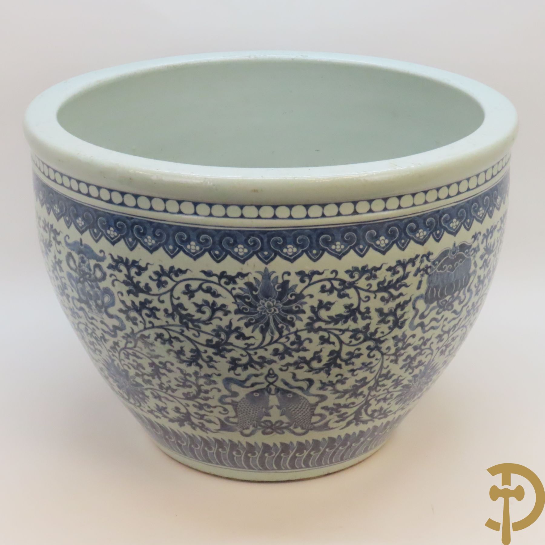 Chinese porseleinen blauw - witte viskom of grote cachepot met lotusslingers, Qian Long 19e