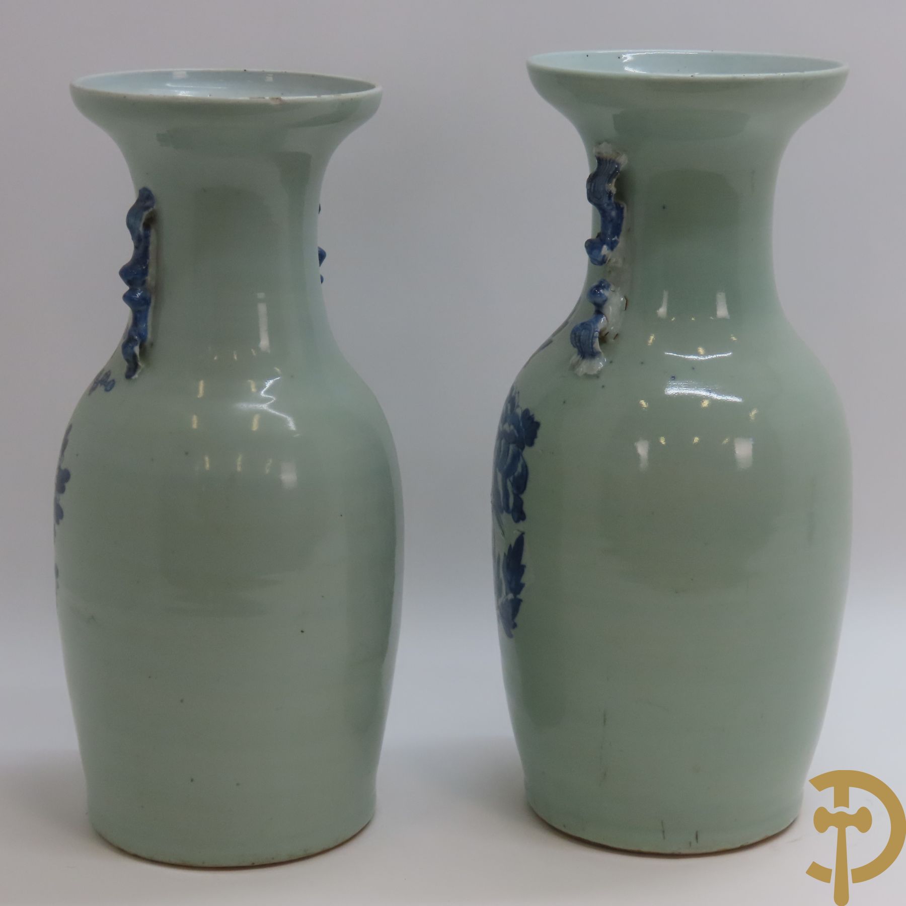 Twee Chinese porseleinen celadon vazen met bloemen- en vogeldecor