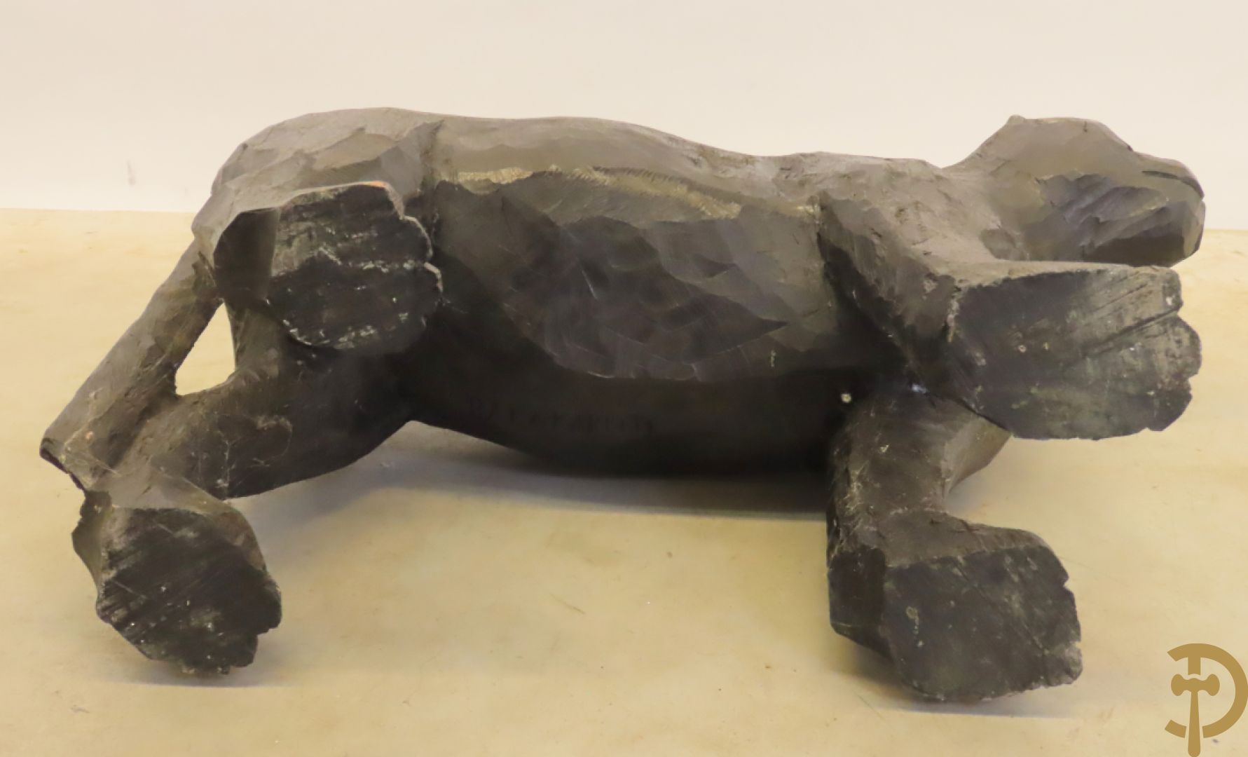 Kareem I.A. getekend onderaan : Houtgesculpteerde en gepatineerde panter