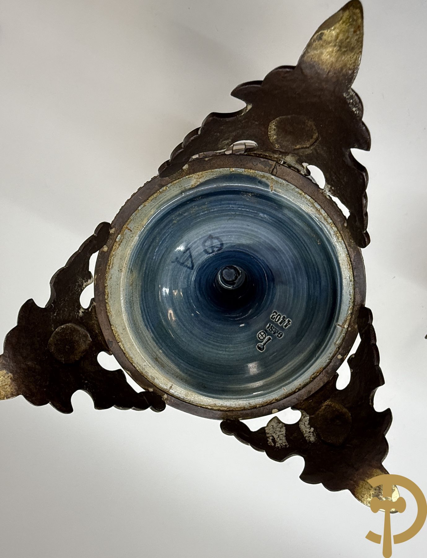 Paar meerkleurige vazen in Oostenrijkse faience met bloemendecor op koperen voet, Gerbing & Stephan, begin 1900