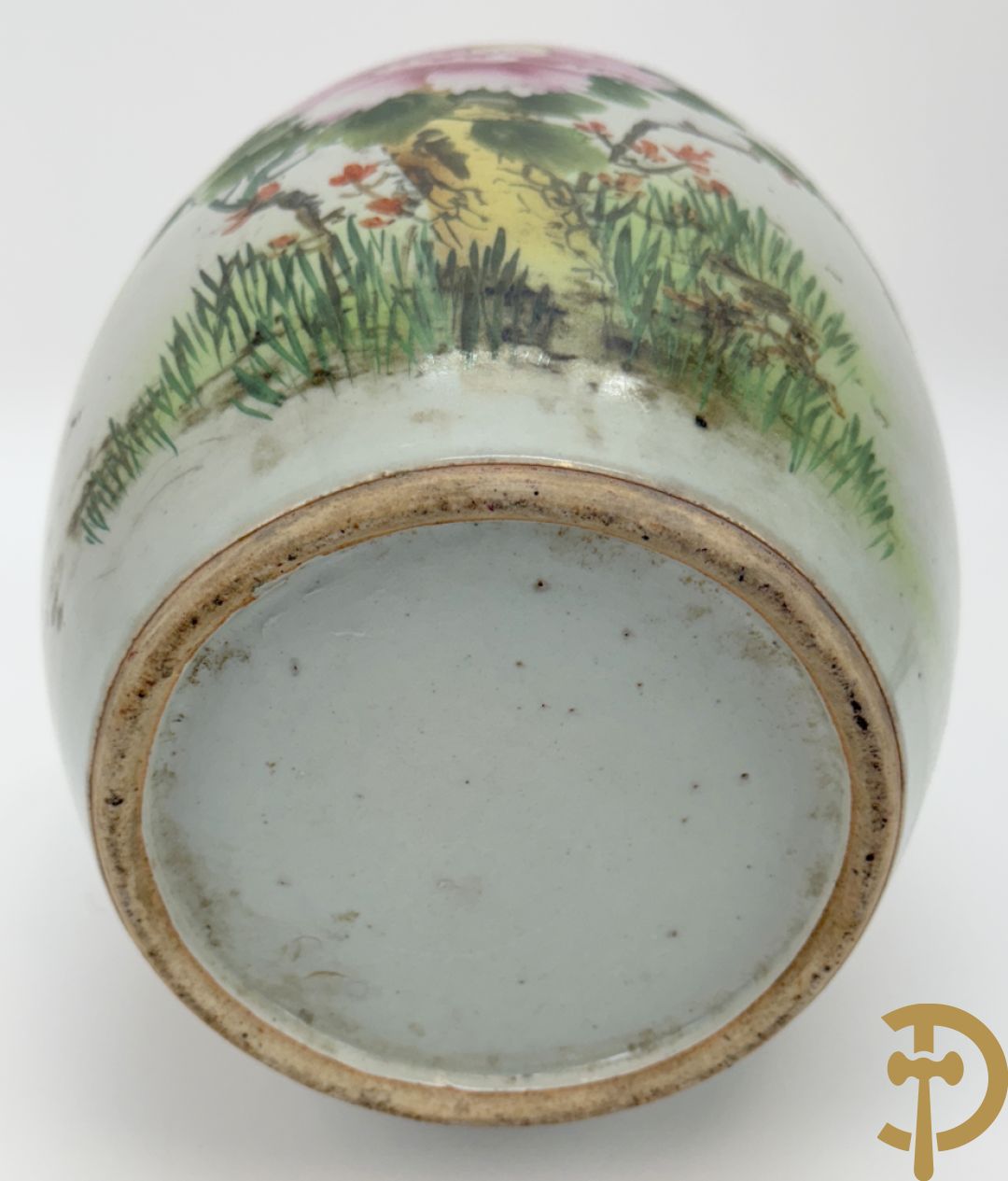 Twee Chinese porseleinen dekselpotiches met dieren- en bloemendecor