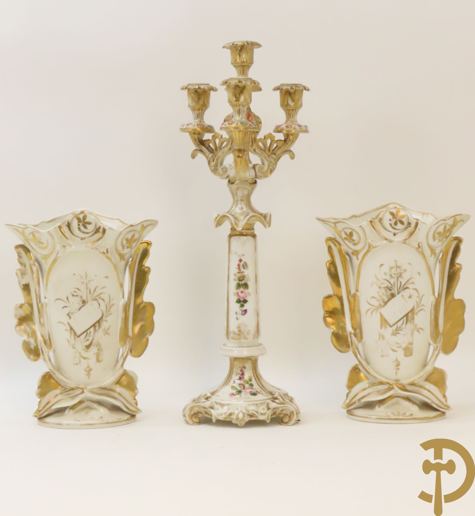 Porseleinen Vieux Paris vierarmige kandelaar met bloemen bezet + paar Vieux Bruxelles cornetvazen
