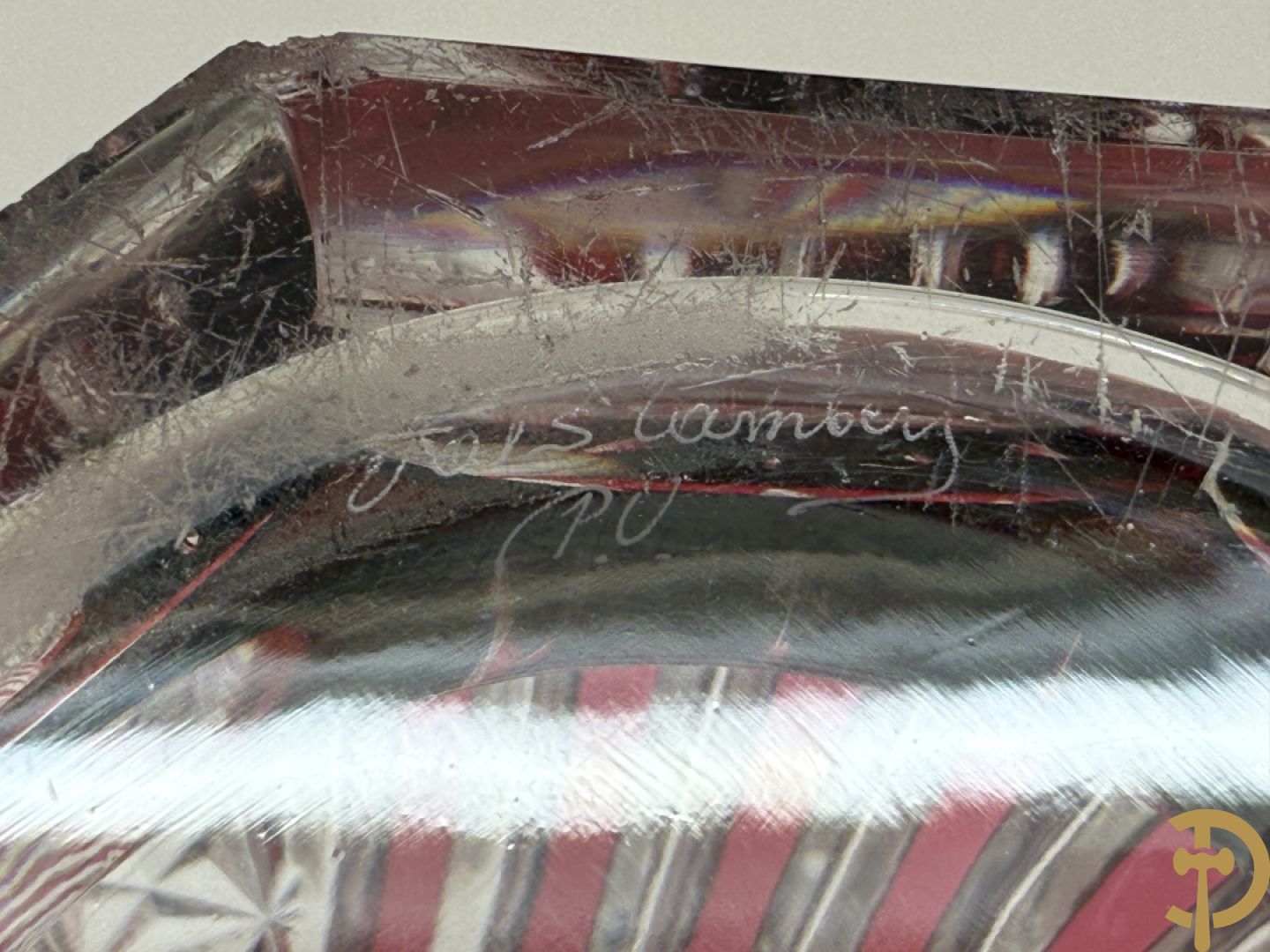 Gekleurde bolvormige kristallen handgeslepen Val-Saint-Lambert vaas, gemerkt 1197 + groene krsitallen Val-Saint-Lambert vaas + rode geslepen Val-Saint-Lambert vaas