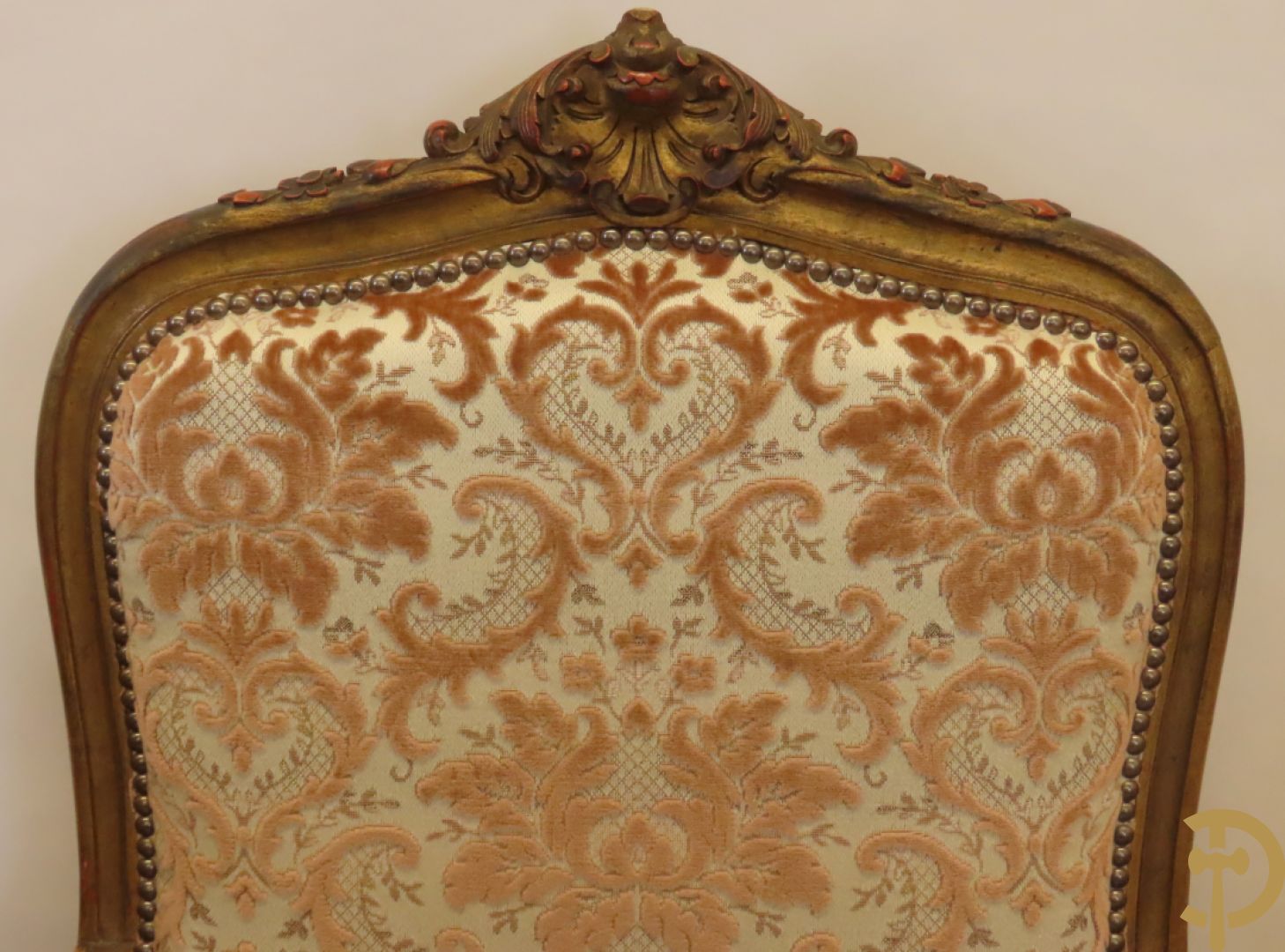 Vijfdelig verguld Louis XV salonensemble bestaande uit canapé en 4 fauteuils - met mooie accanthusranken en bloemensculptuur