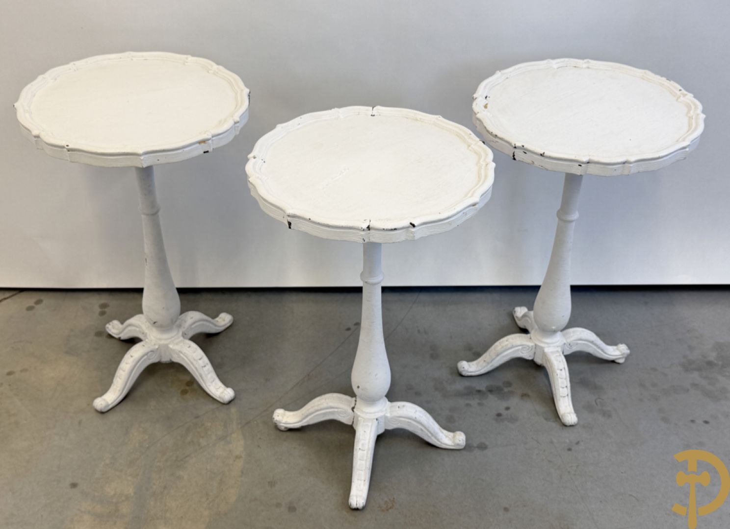 Drie ronde witgelakte bijzettafels op vierpikkel + 3 sets wit gelakte  inschuifbare cigognetafels + witgelakte butlertray