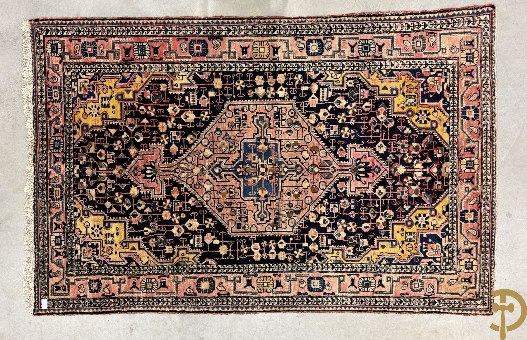 Drie oosterse handgeknoopte tapijten met blauwe fond