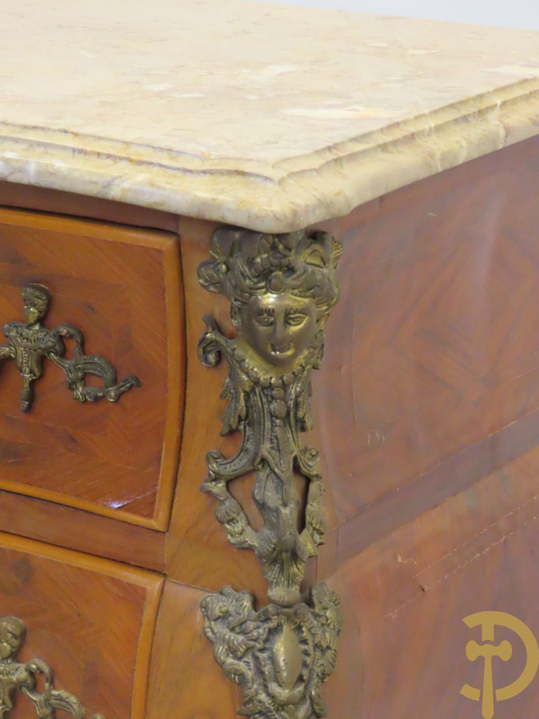 Notelaren gebombeerde drieladencommode met bronsbeslag en mazarinkoppen opzij - bovenaan met marmeren blad