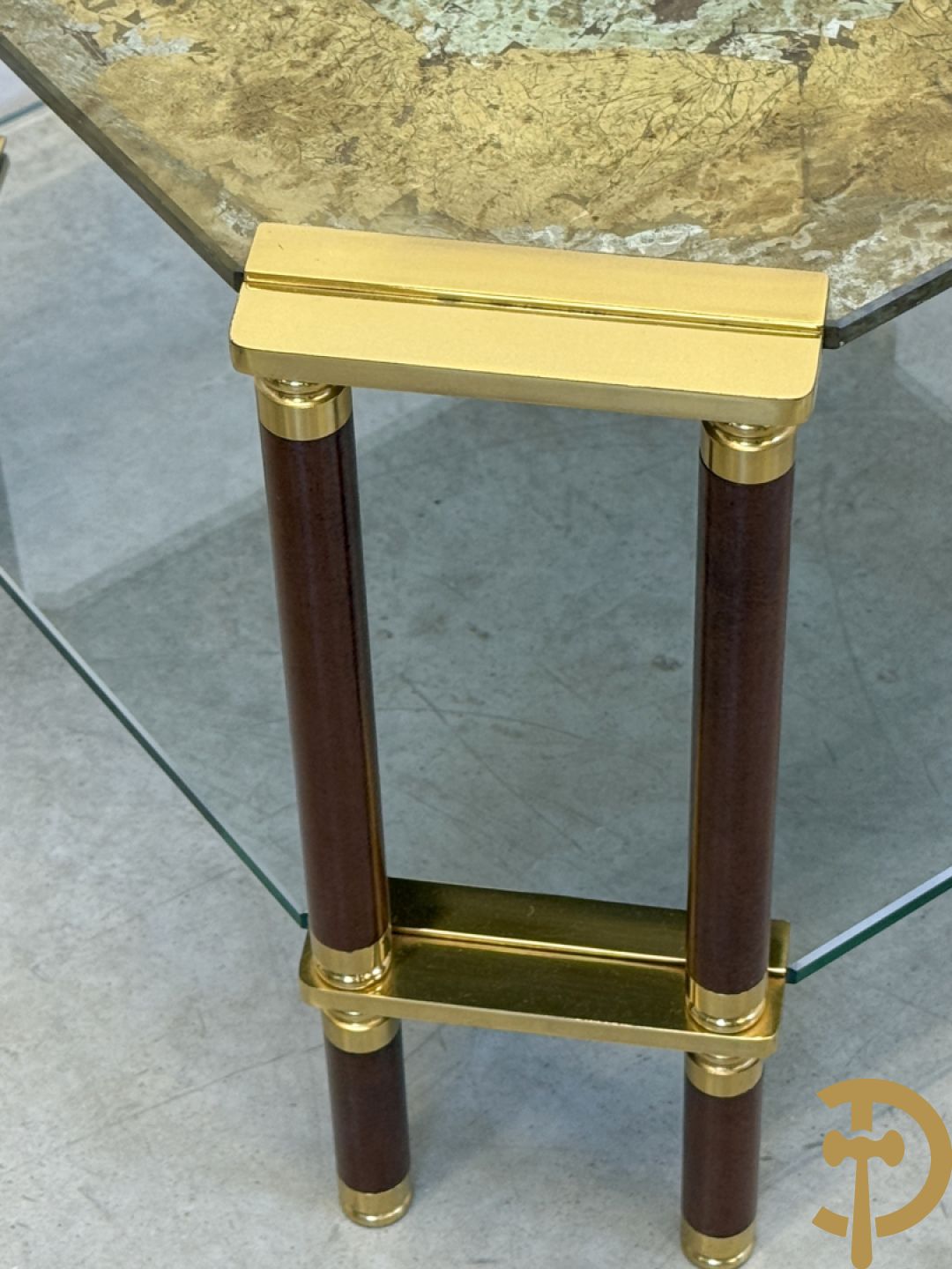 Vintage salontafel met geslepen glazen blad met bladgoud bewerkt op koperen voeten, Meersman Lucas getekend + 2 sidetables met geslepen glazen blad met bladgoud bewerkt op koperen voet, Meersman Lucas getekend + bijhorende lampadaire