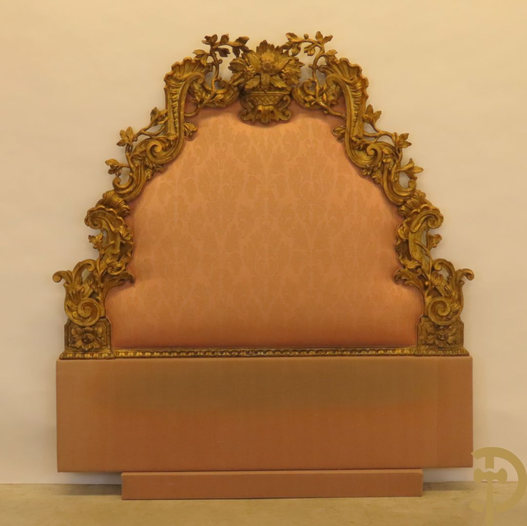 Verguld hoofdeinde van een bed met houten gesculpteerde accanthus- en bloemenranken