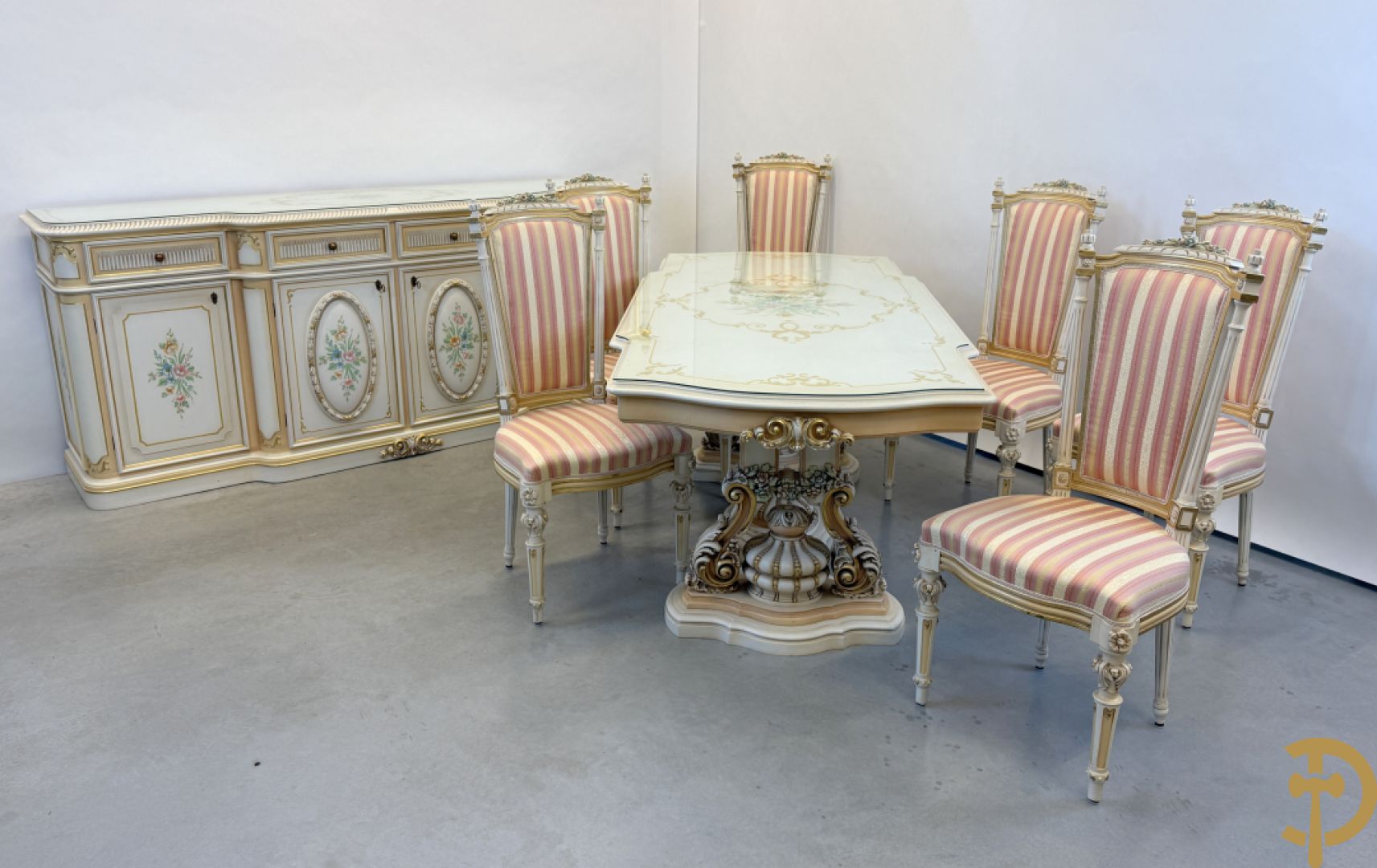 Italiaanse eetkamer met beschilderd bloemenmotief bestaande uit vierdeursdressoir met beschilderde bloemenmotieven, accanthusranken en glazen blad, tafel op gesculpteerde poten en 6 stoelen