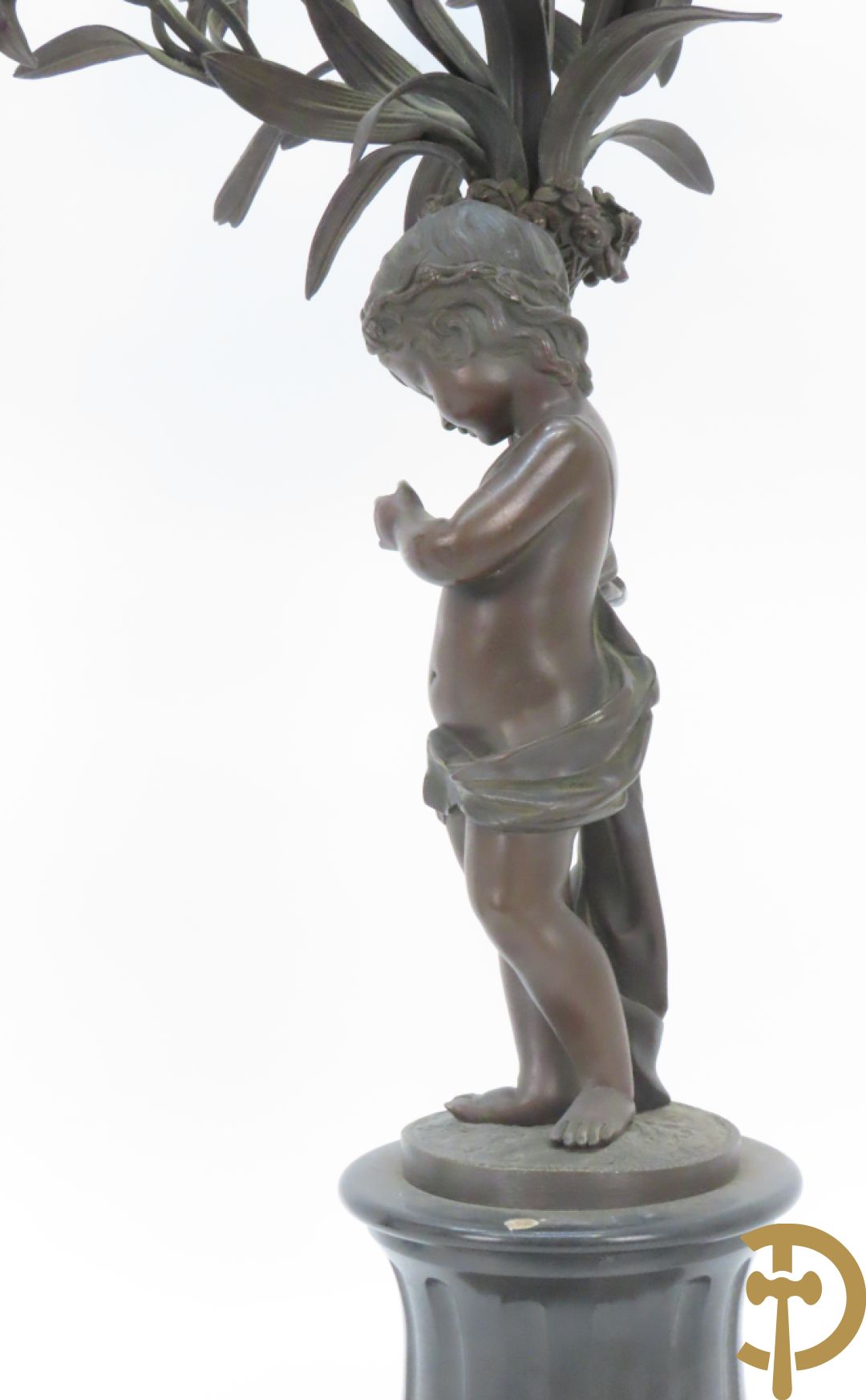 CLODION getekend - Paar elegante bronzen dames met tambour en fruit, geflankeerde door jonge faune, op marmeren klokstel - opgebouwd als garnituur met 2 kandelaars met bronzen kindjes dragende een toorts met bloemen en kaarsen