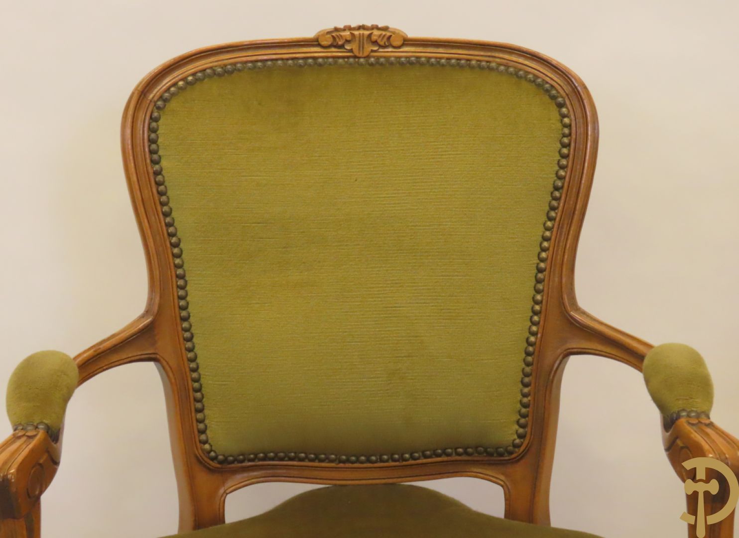 Paar groen gestoffeerde Louis XV bijzetarmzetels